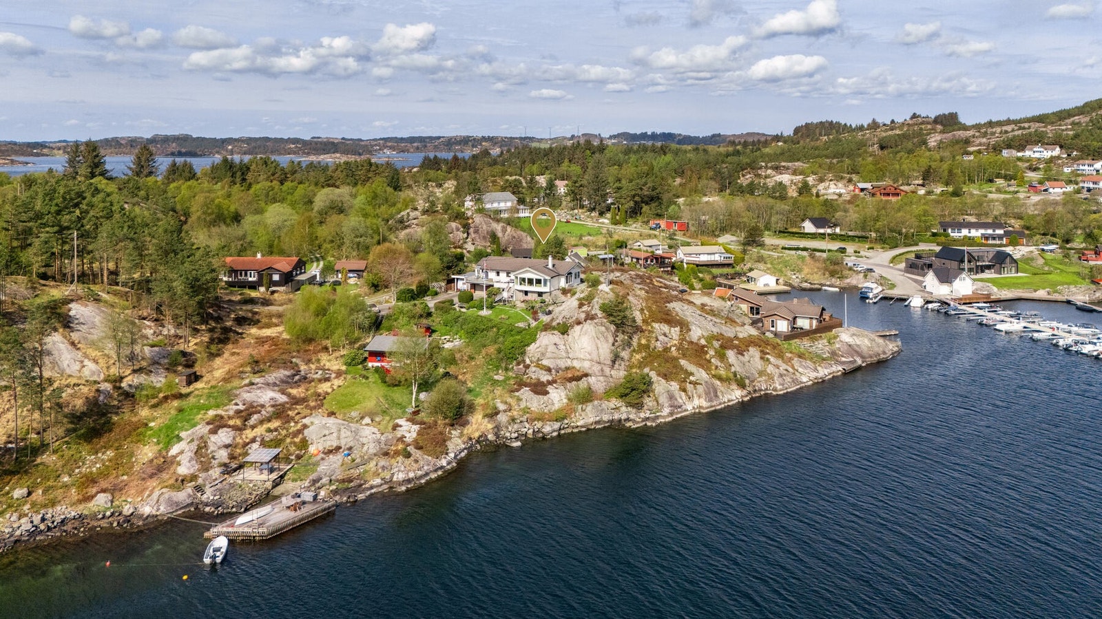 Boligen ligger i et naturskjønt område på Halsaneset, omgitt av småbåthavn og andre boliger. Galleribilde