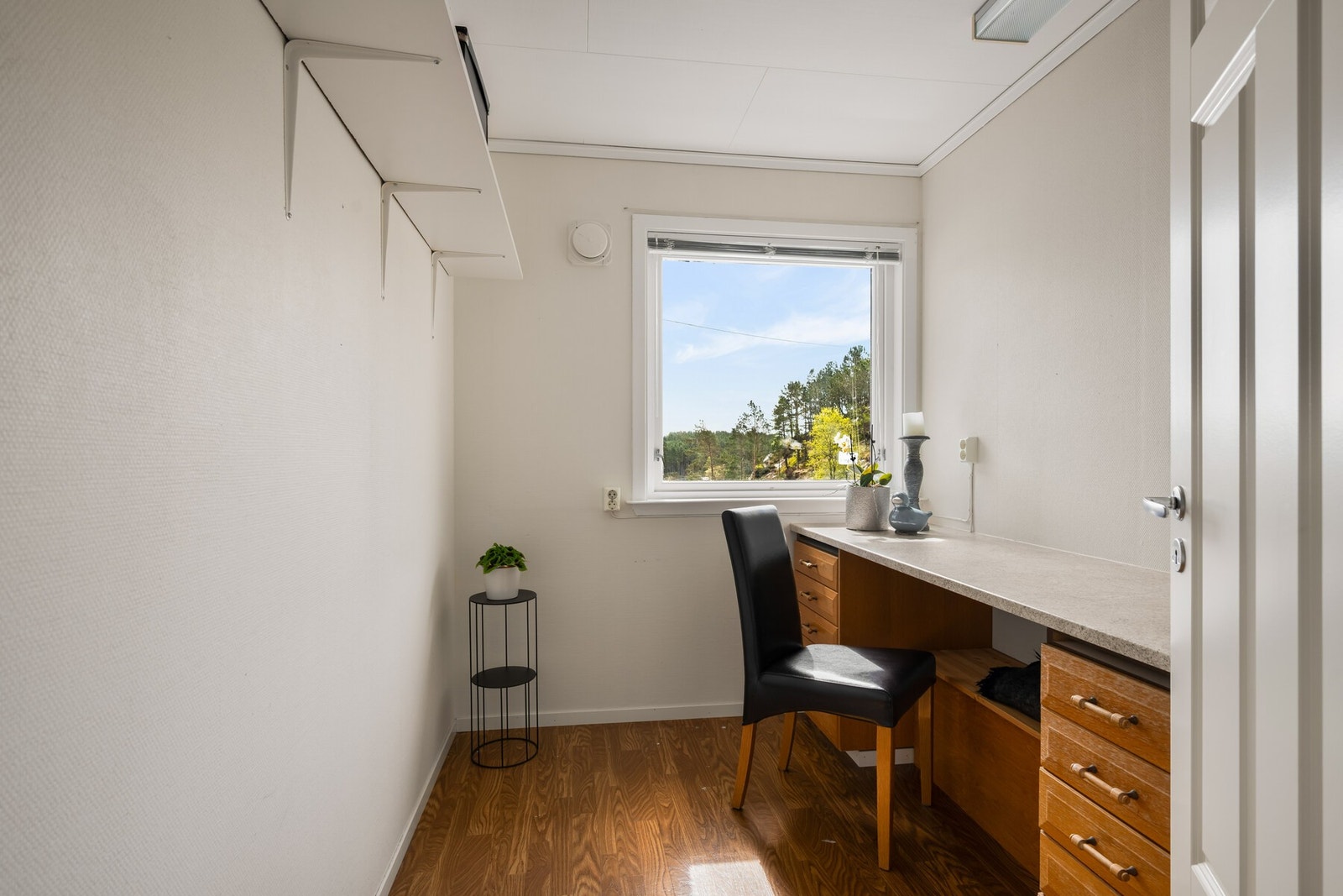 Kontor med godt lysinnslipp. Galleribilde