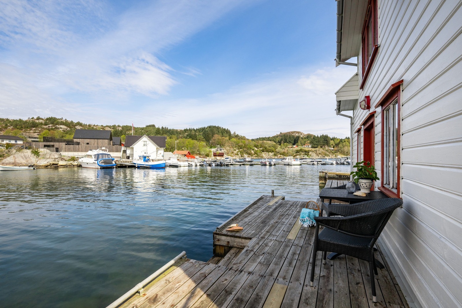 Egen brygge, perfekt for å kunne nyte sjølivet. Galleribilde