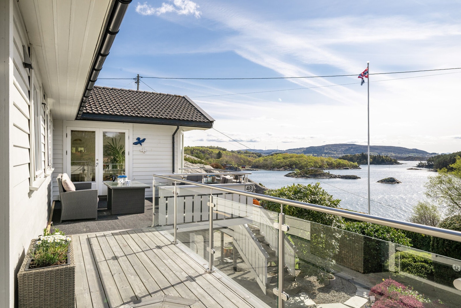 Romslig terrasse mot sør med glassrekkverk. Galleribilde