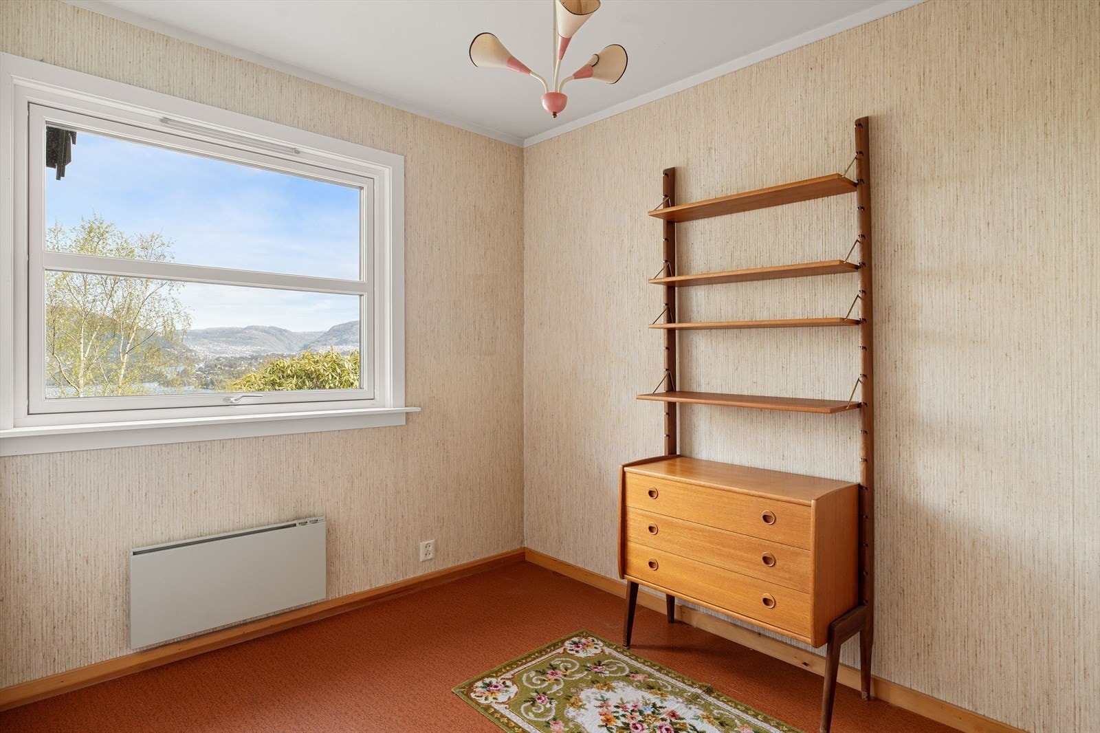 Eiendommen har 4 soverom. To i 1.etasje og to i 2. etasje Galleribilde