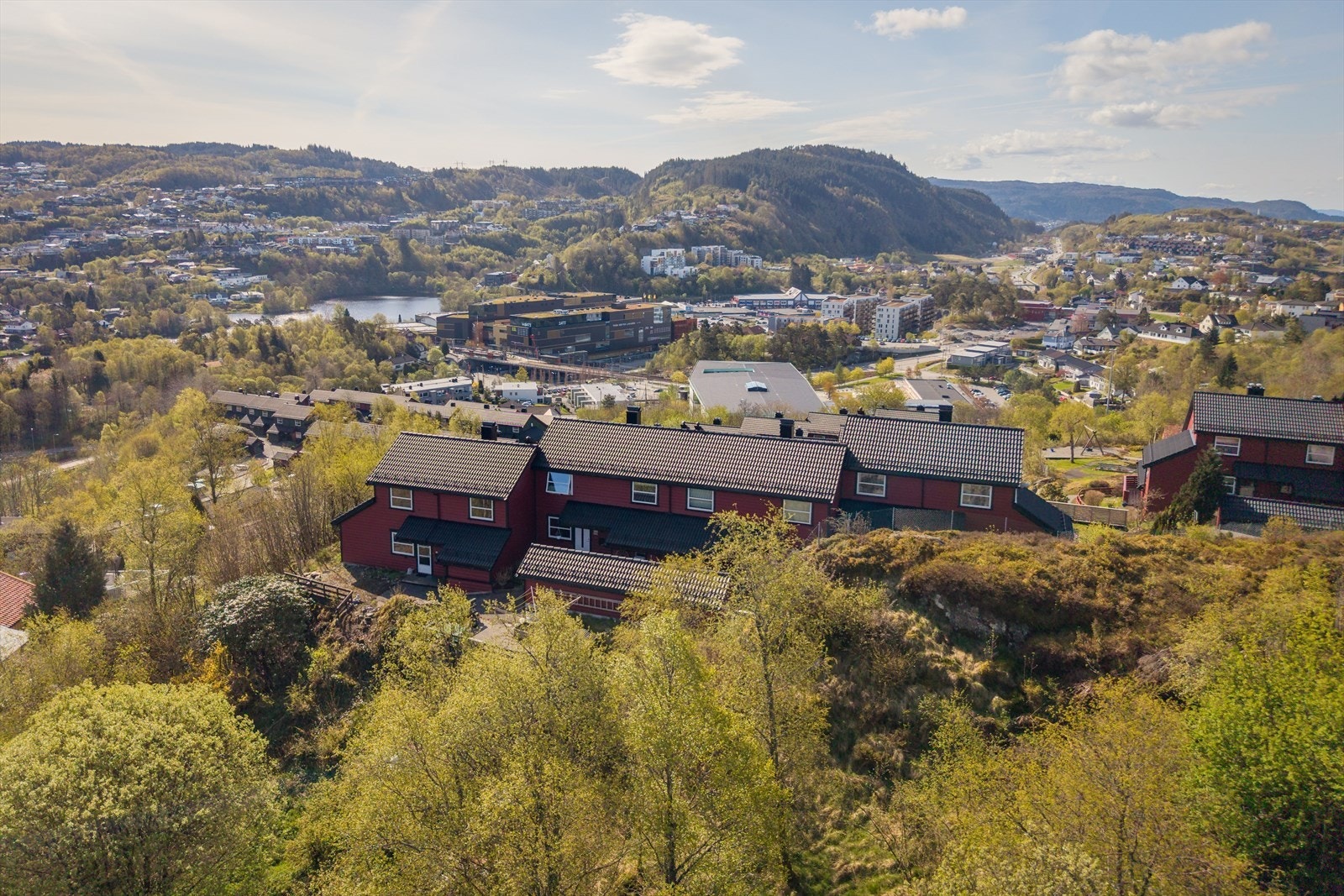 Boligen ligger kun få minutter unna Laguneparken med alt av servicetilbud! Galleribilde