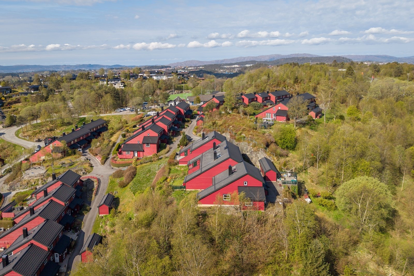 Kort vei til både barnehage, barneskole og fotballbane. Galleribilde