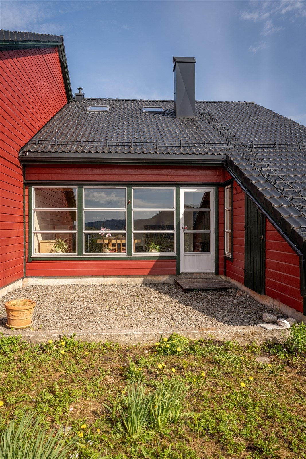 Fra stuen er det utgang til skjermet uteplass Galleribilde