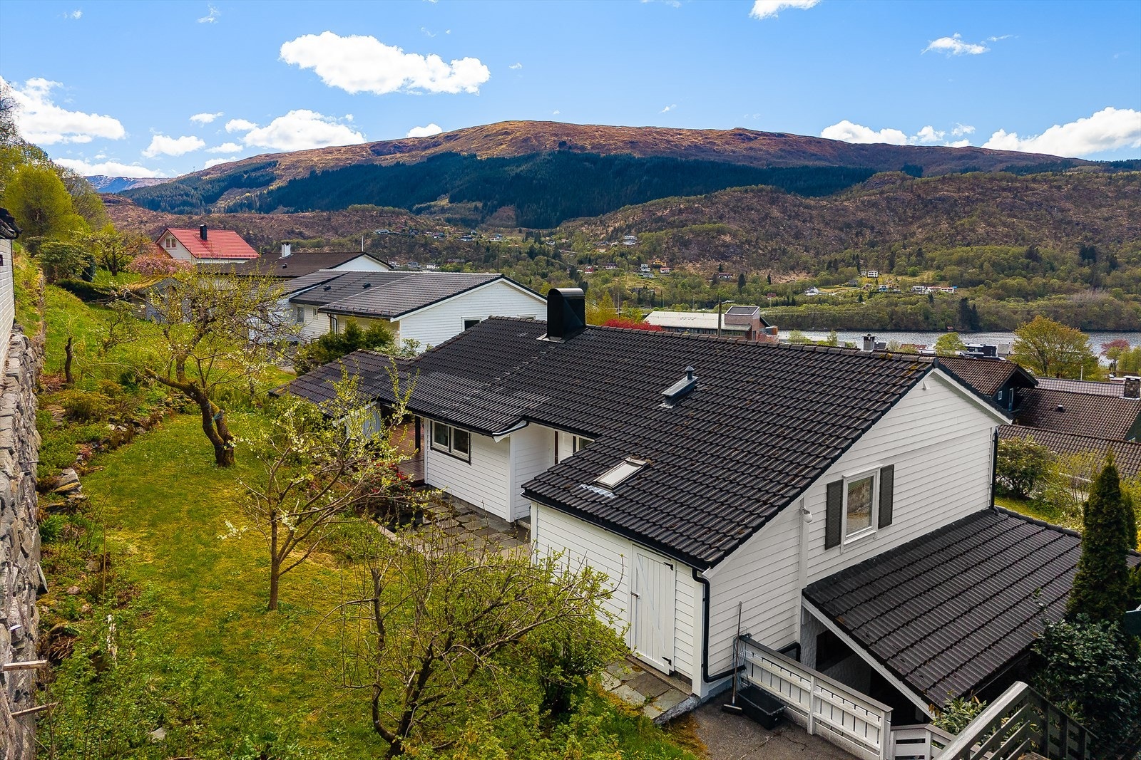 Boligen har en sentral beliggenhet i et etablert og rolig område i Indre Arna. Her bor du med kort avstand til skole, barnehage og det du måtte trenge i hverdagen. Galleribilde