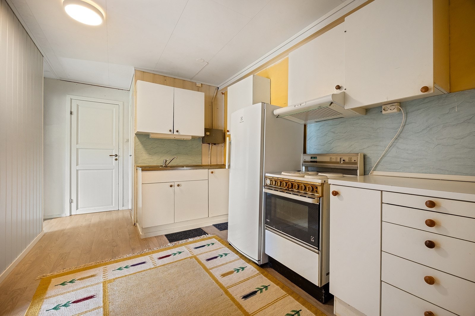 Kjøkkenet i underetasjen har glatte finerte fronter og laminat benkeplate. Galleribilde