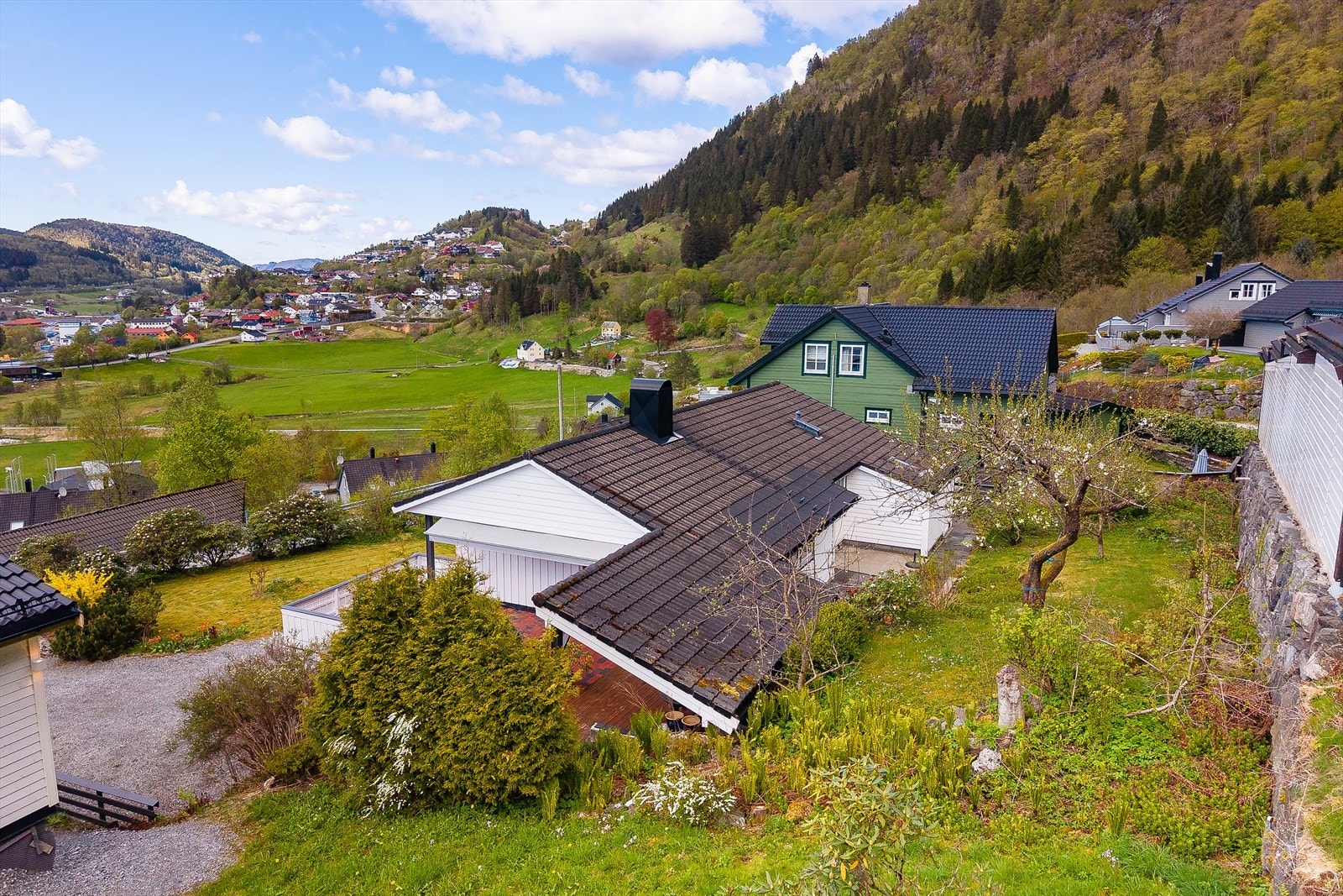 For den turglade er det flere gode turmuligheter i nærområdet med bl.a. Ådnanipa, Arnanipa og Reppadalen. Idrettsanlegg med fotballbane og friidrettsanlegg, samt idrettshall ligger i nærområdet. Galleribilde