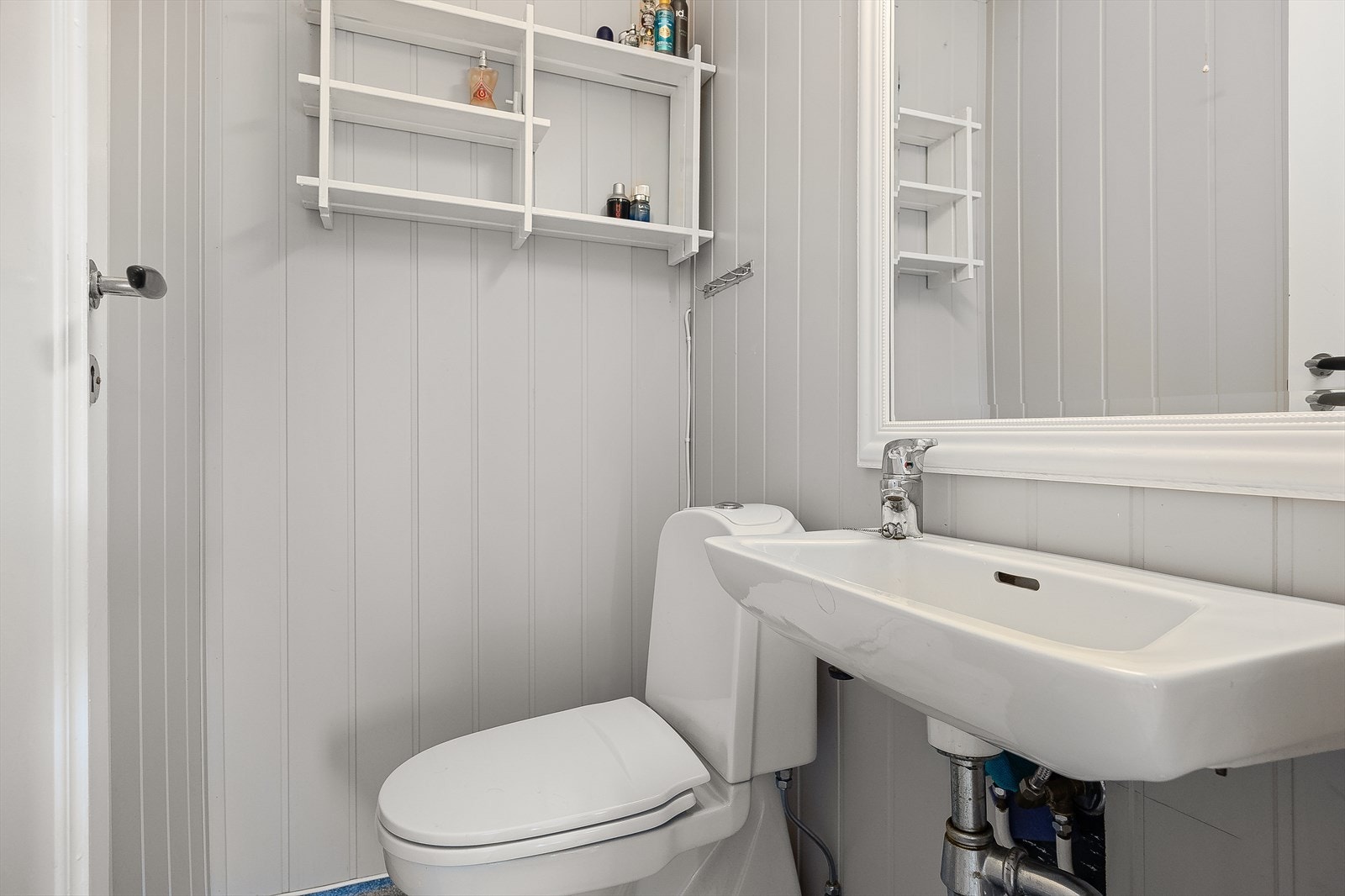 Separat toalettrom med wc og servant. Galleribilde