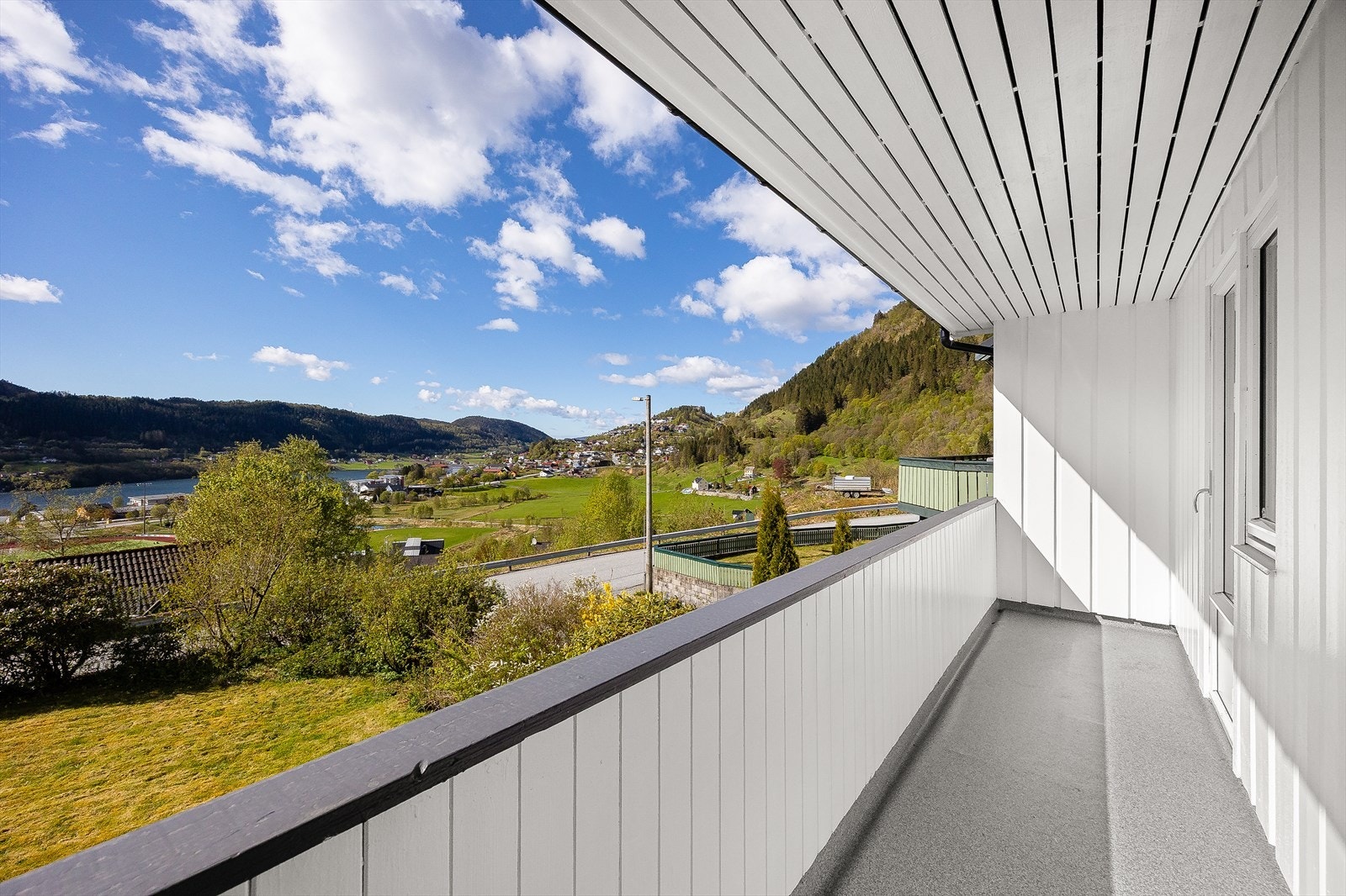 Hovedroverommet og spisestuen har utgang til altanen, som er på ca. 6 m². Galleribilde