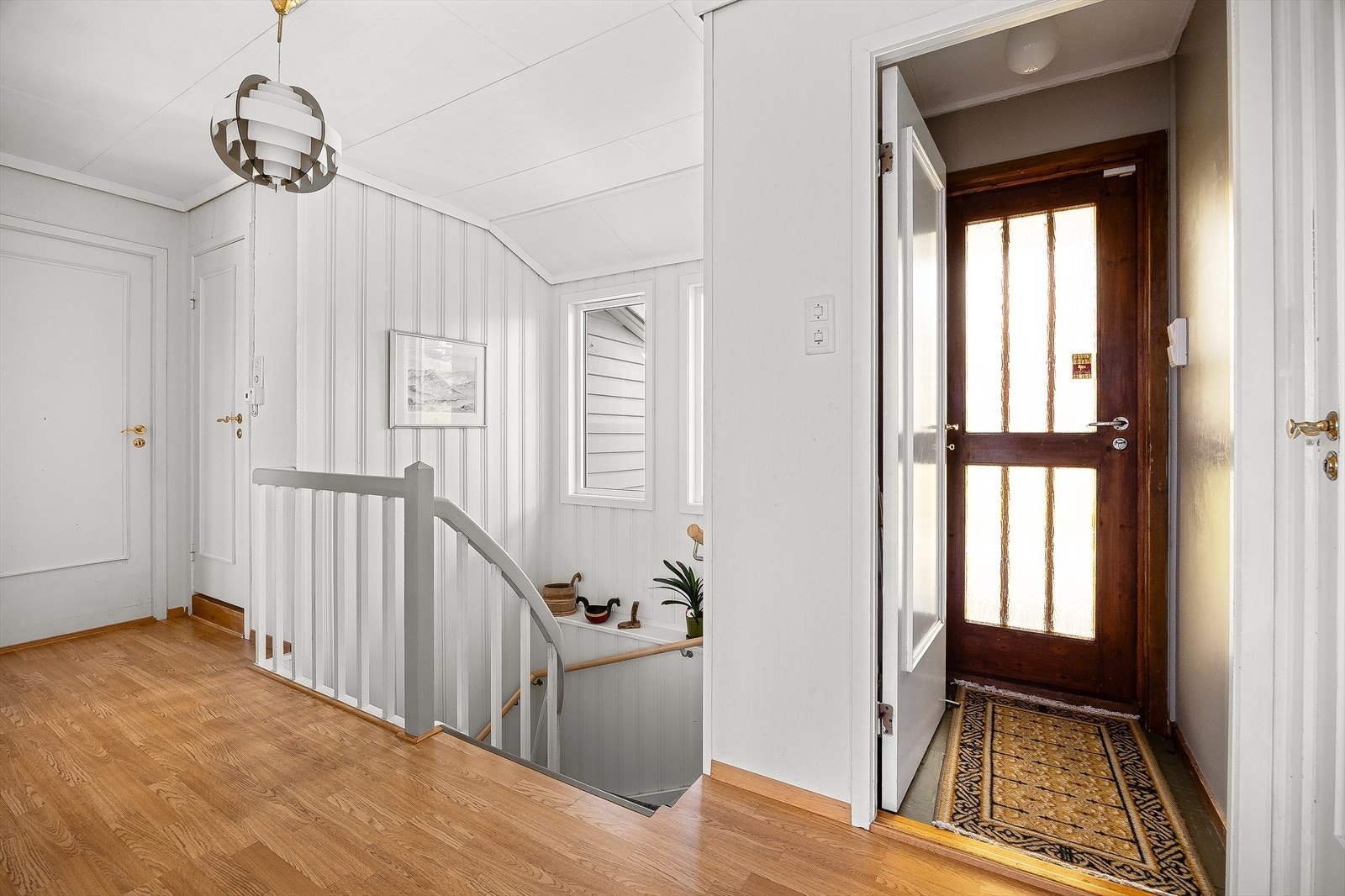Velkommen inn. Lys og innbydende entré i hovedetasjen med tilkomst til etasjens øvrige rom. Galleribilde