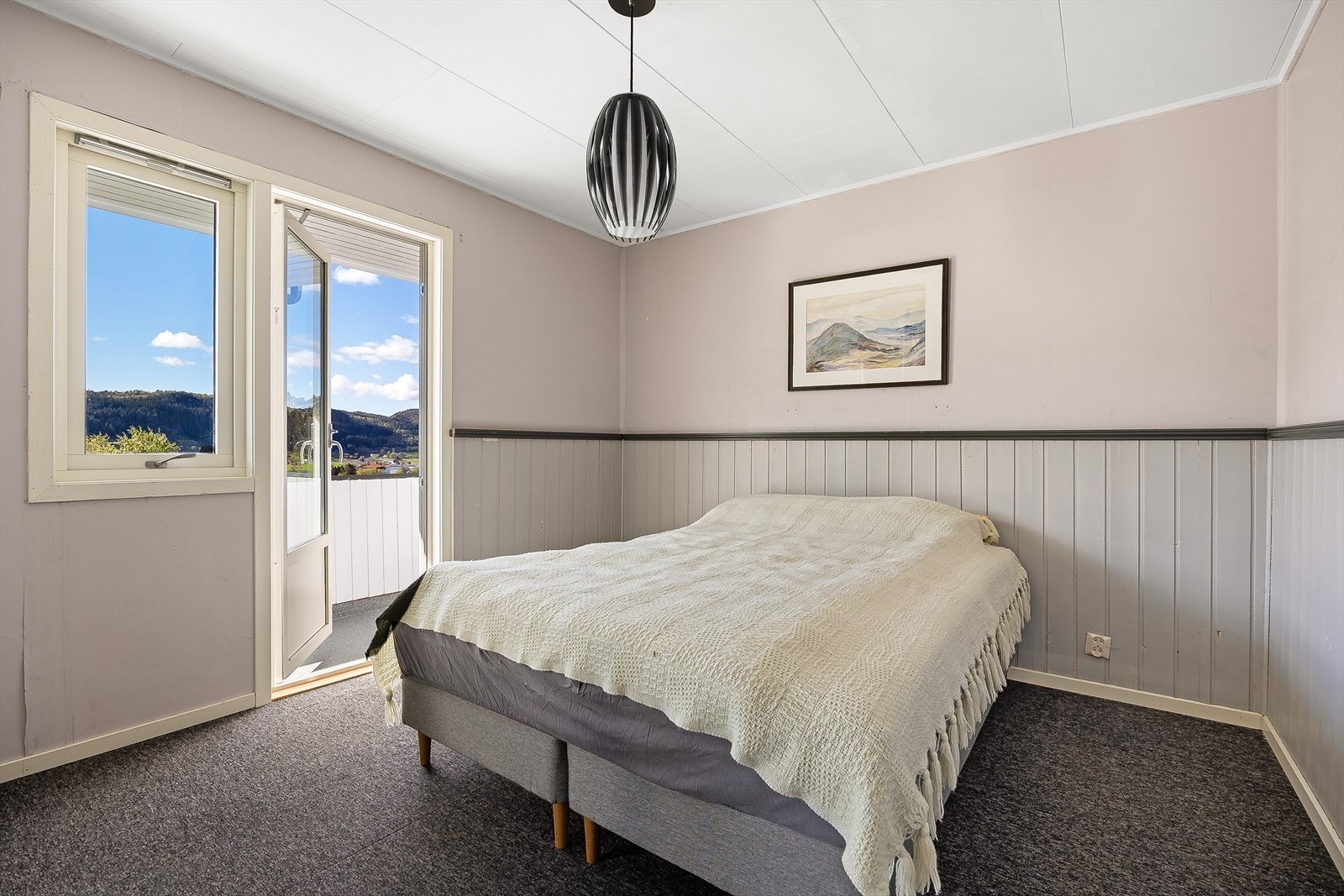Hovedsoverommet er på ca. 11,4 m² og det er god plass til å innrede med dobbeltseng og nattbord. Galleribilde