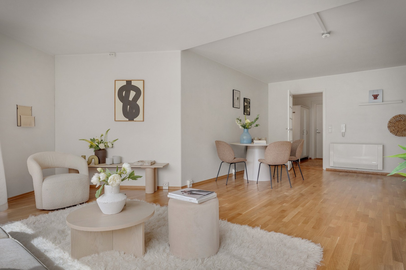 - Gode plass til både spisebord og salong del. Konvektor i stuen sørger for behagelig varme - Galleribilde