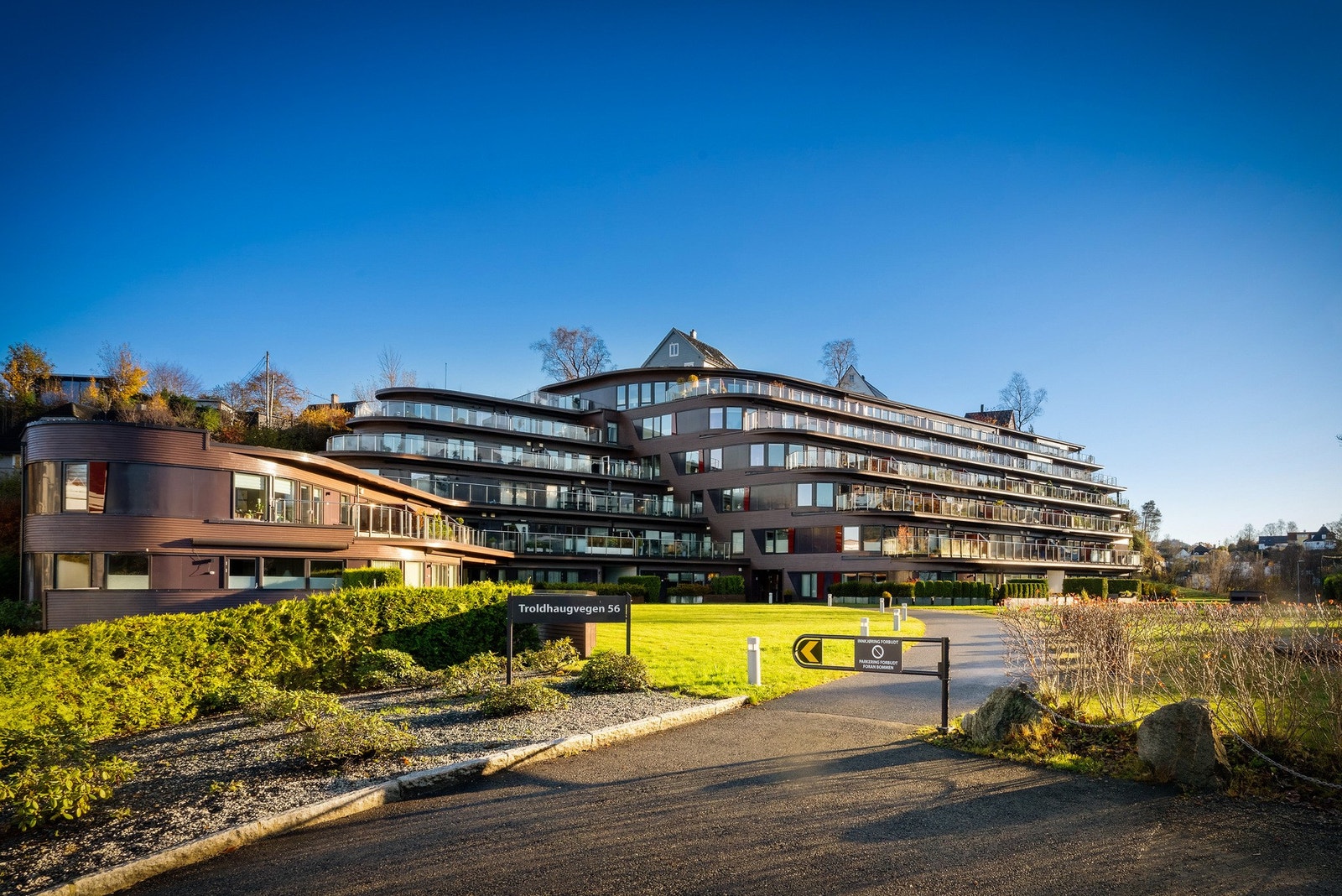 - Lekkert bygg med flotte fellesarealer og lukket garasjeanlegg. Heis i bygget - Galleribilde