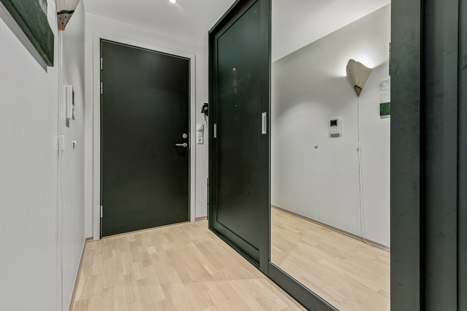 Romslig entré der en skyvedørsgarderobe gjør det lett å holde orden. Galleribilde