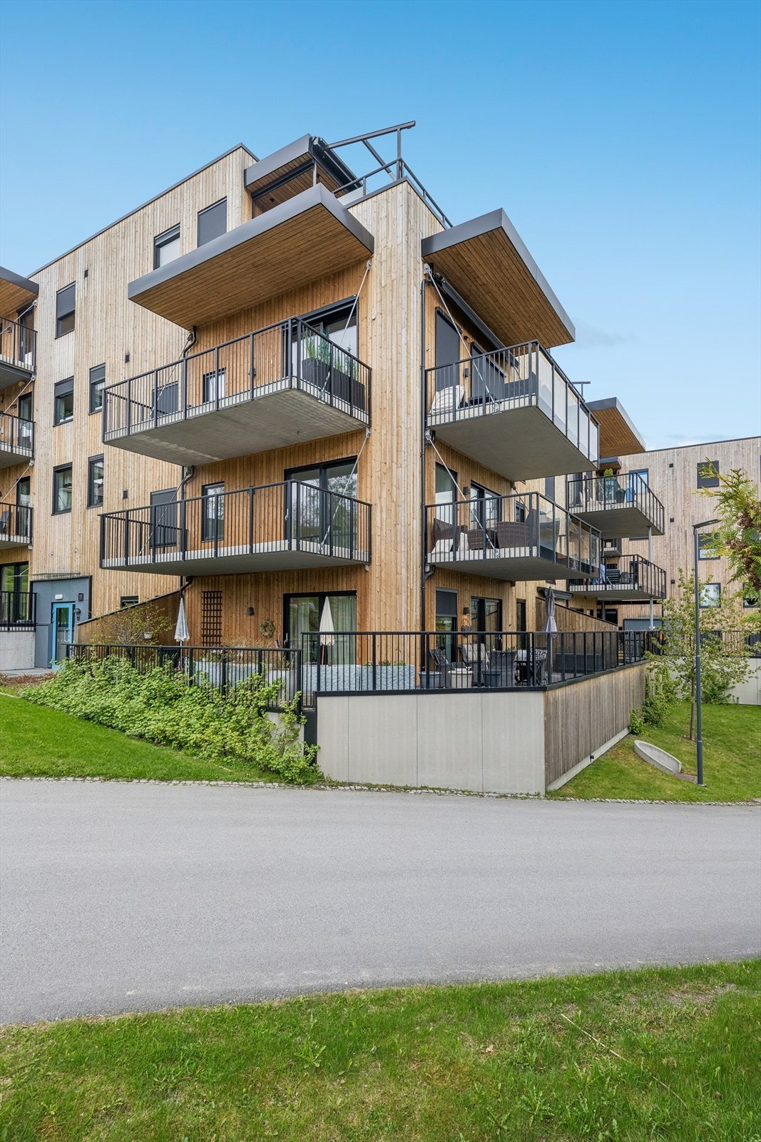 Bygget er oppført med etasjeskillere av lettbetongelementer og vinduer med utvendig aluminiumsbekledning. Galleribilde