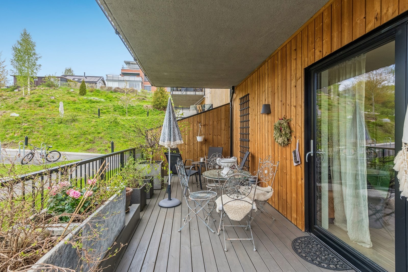 Fra stuen er det utgang til en stor, vinklet treterrasse på 47 m². Galleribilde