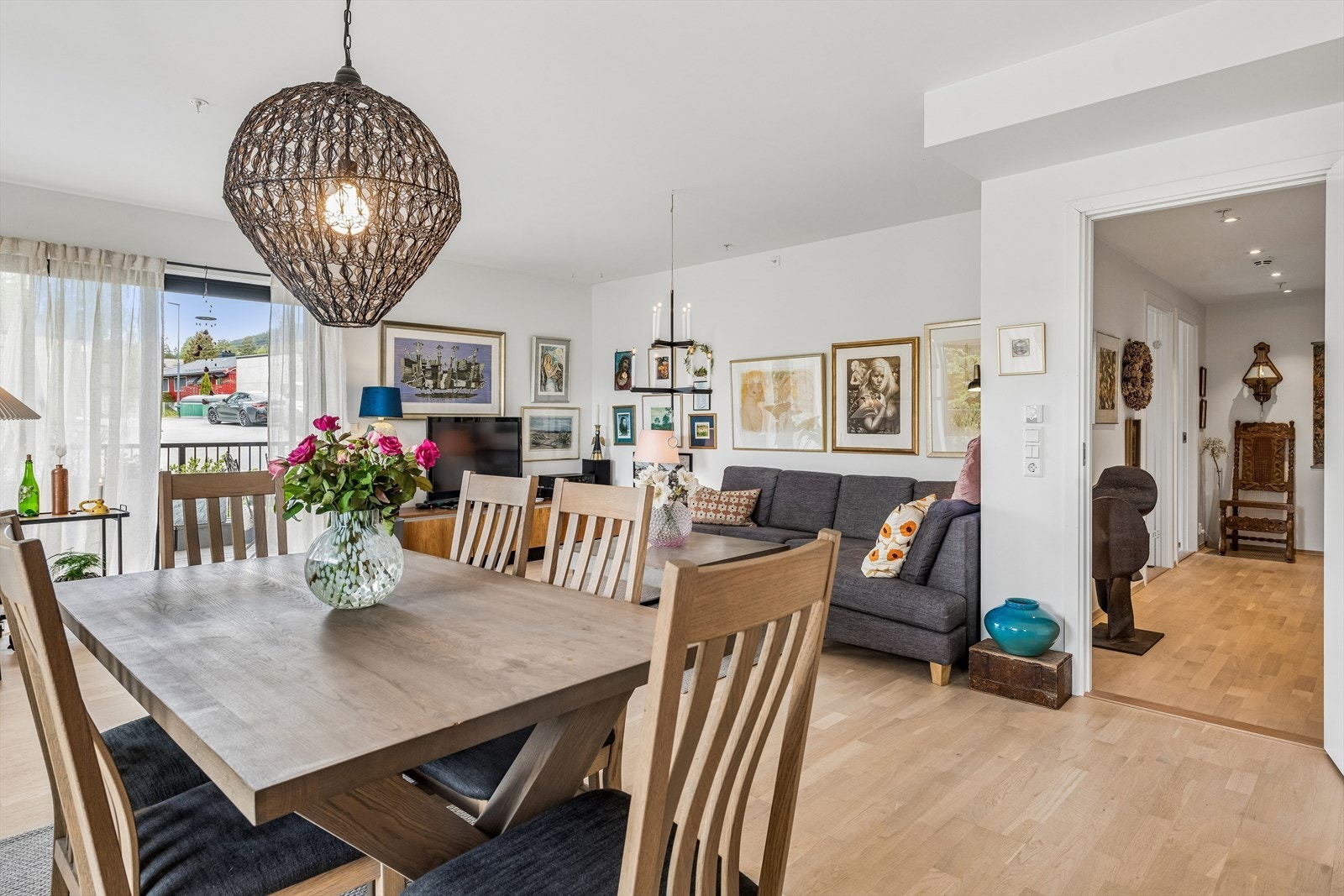 Rommet har plass til både en romslig sofagruppe og spisebord for større selskaper. Galleribilde