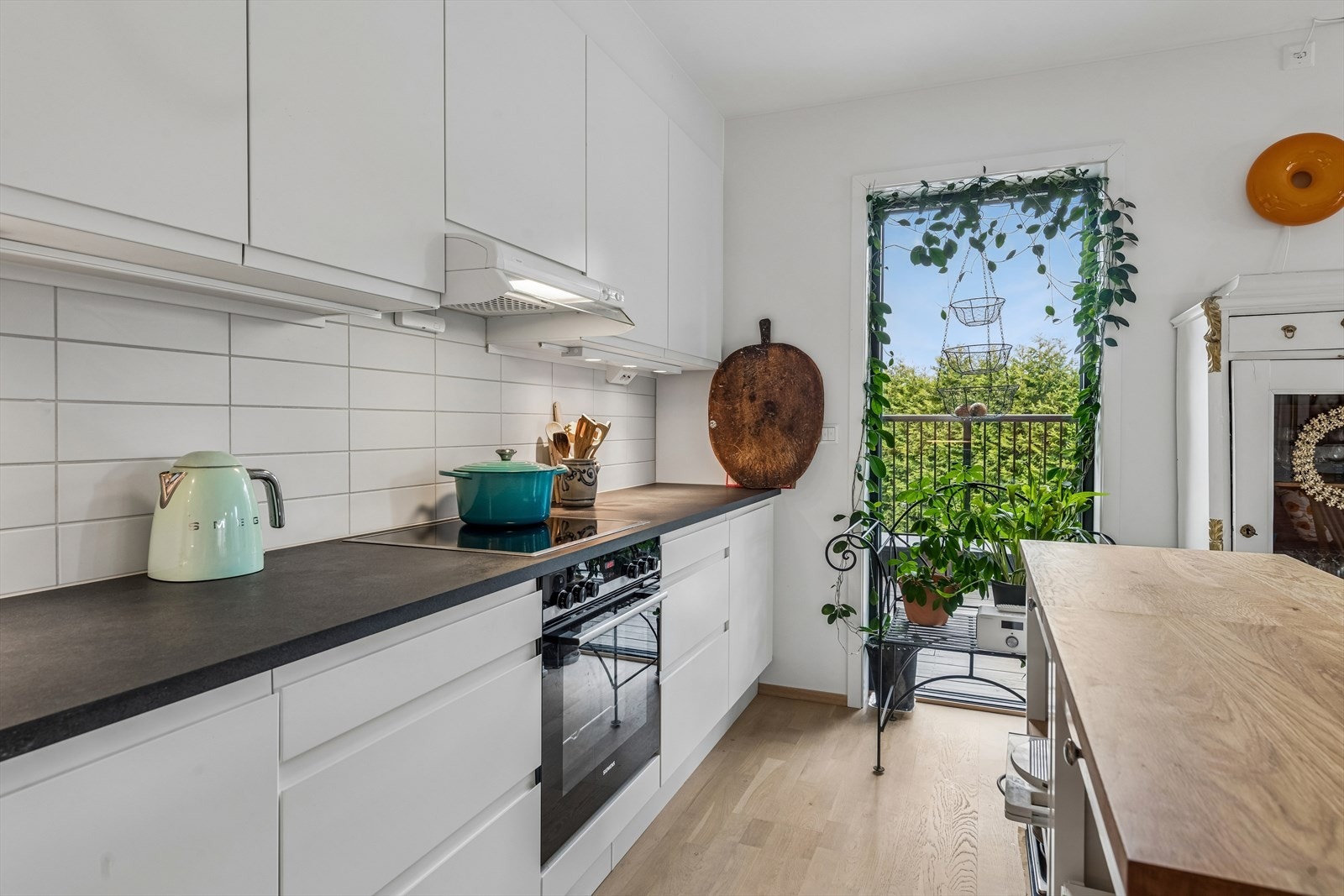 Stil ren innredning med slette fronter og laminat benkeplate. Galleribilde