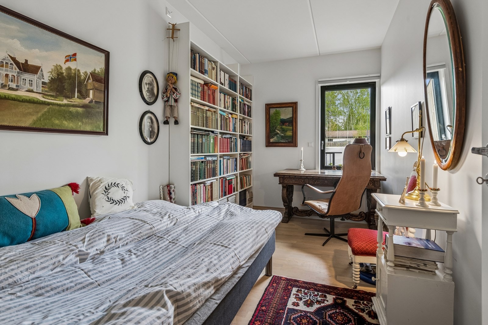 Det andre soverommet egner seg godt som kontor eller gjesterom. Galleribilde