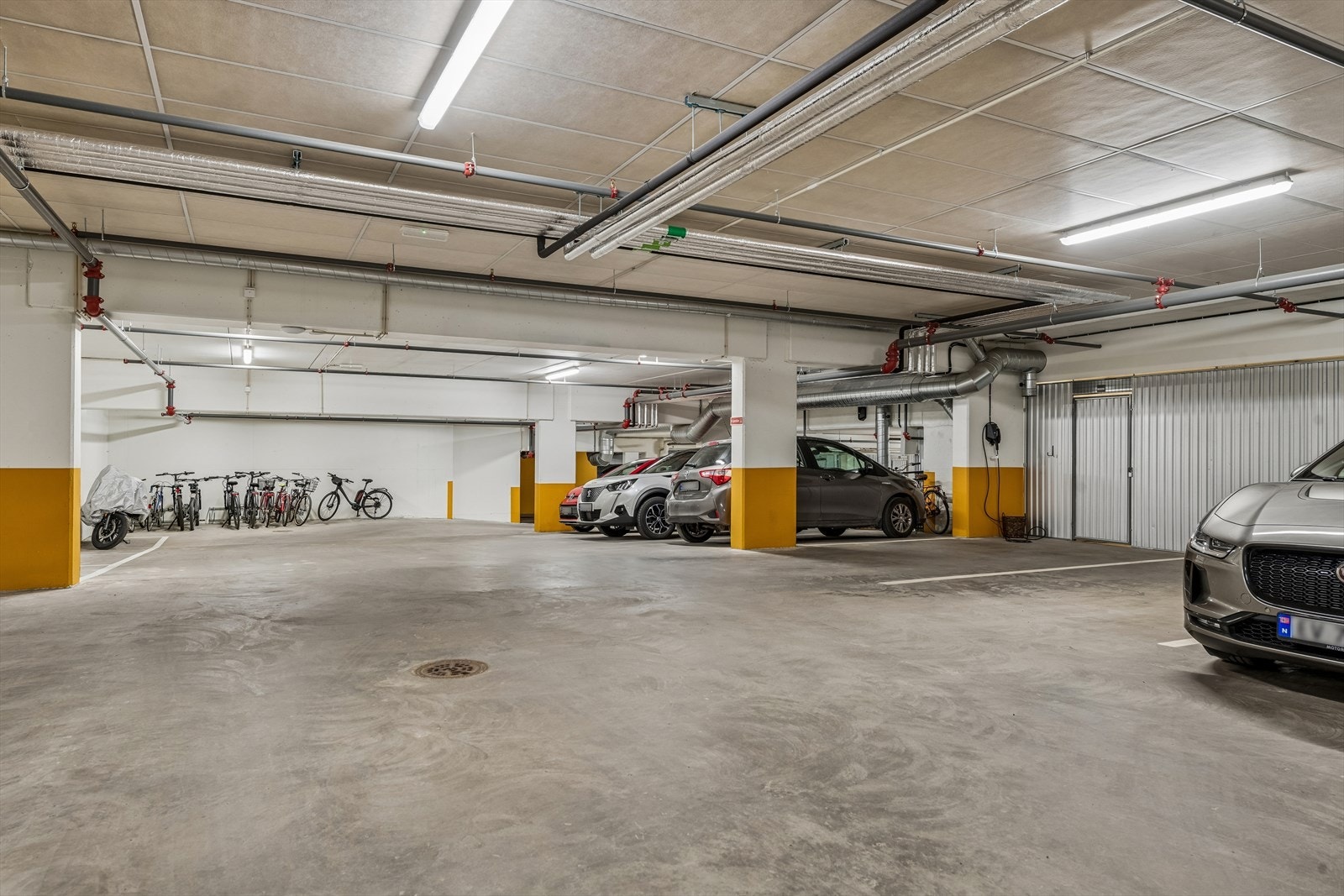 Egen biloppstillingsplass i felles parkeringskjeller, med mulighet for elbillader-abonnement. Her er også en låsbar bod på 5 m². Galleribilde