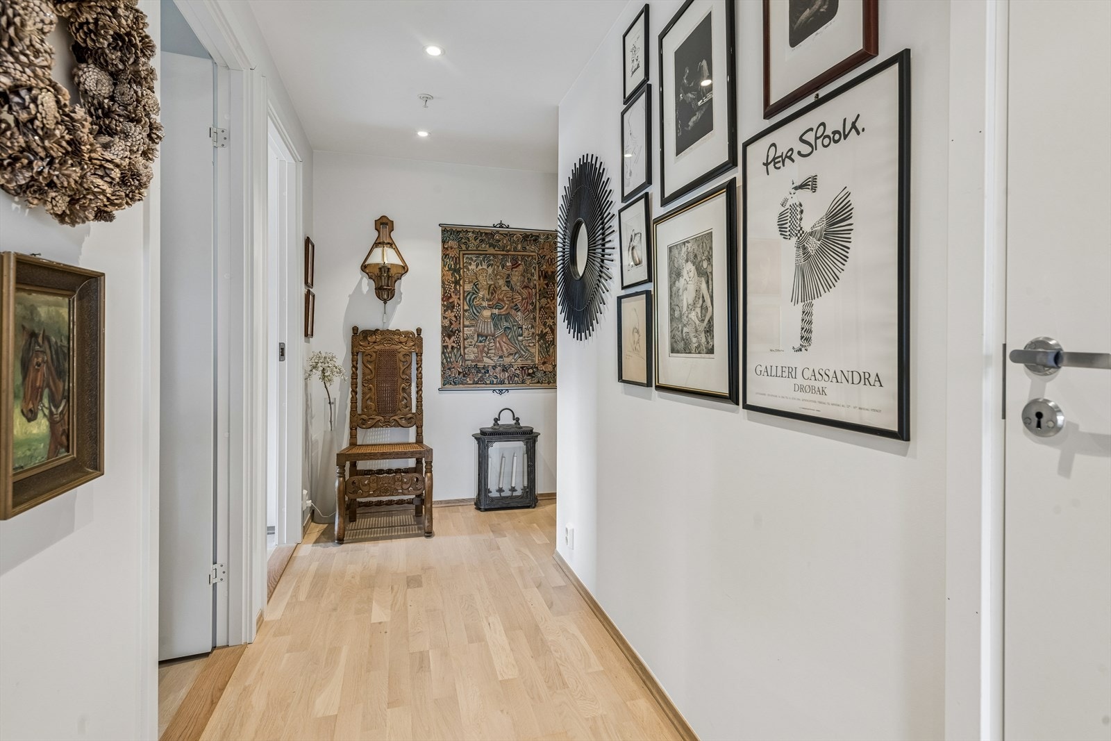 Dørene har dempelist på karmen for en stillegående lukking. Vannbåren gulvvarme og balansert ventilasjon. Galleribilde