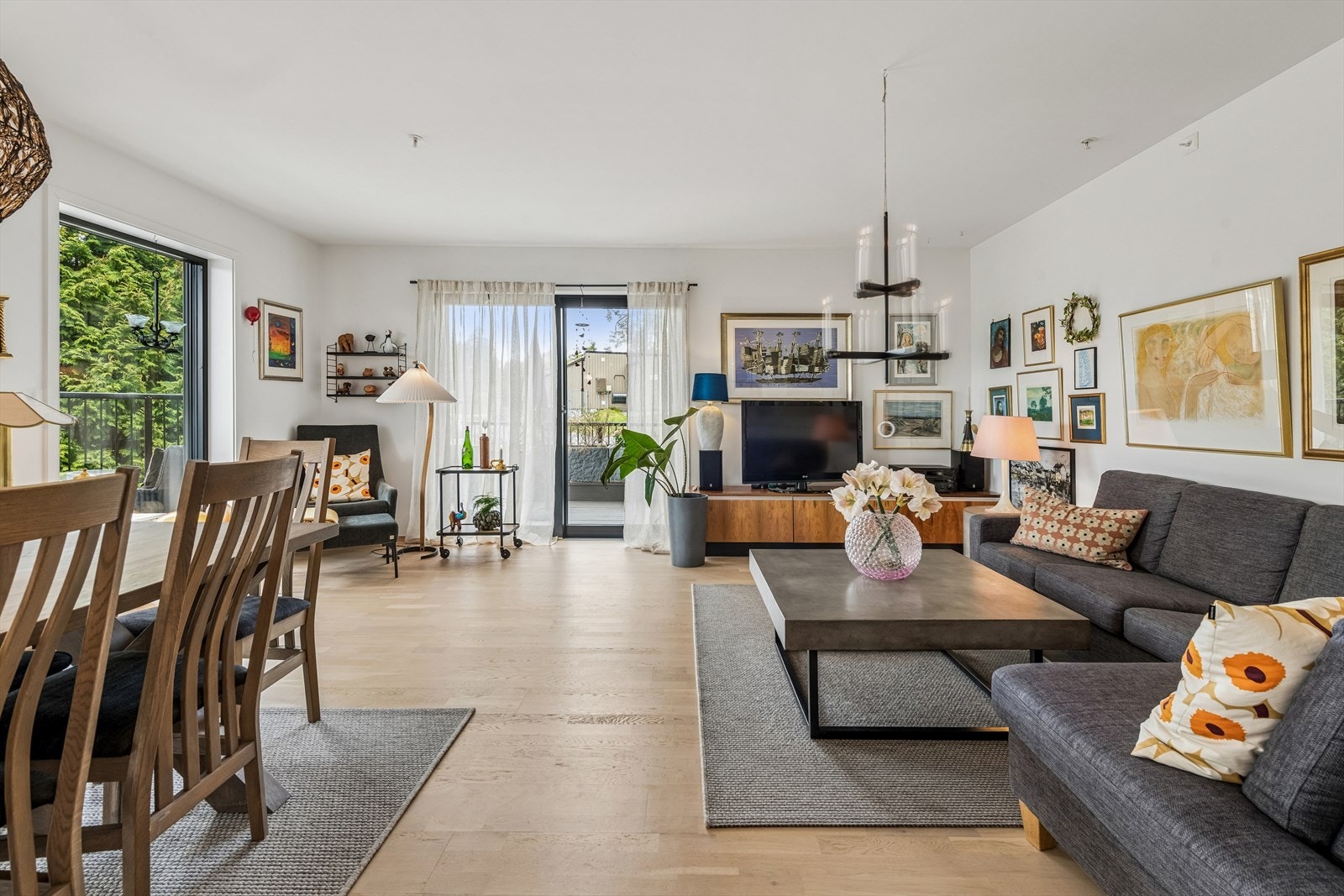Vinduene har 3-lags isolerglass og er utstyrt med elektrisk solskjerming. Galleribilde