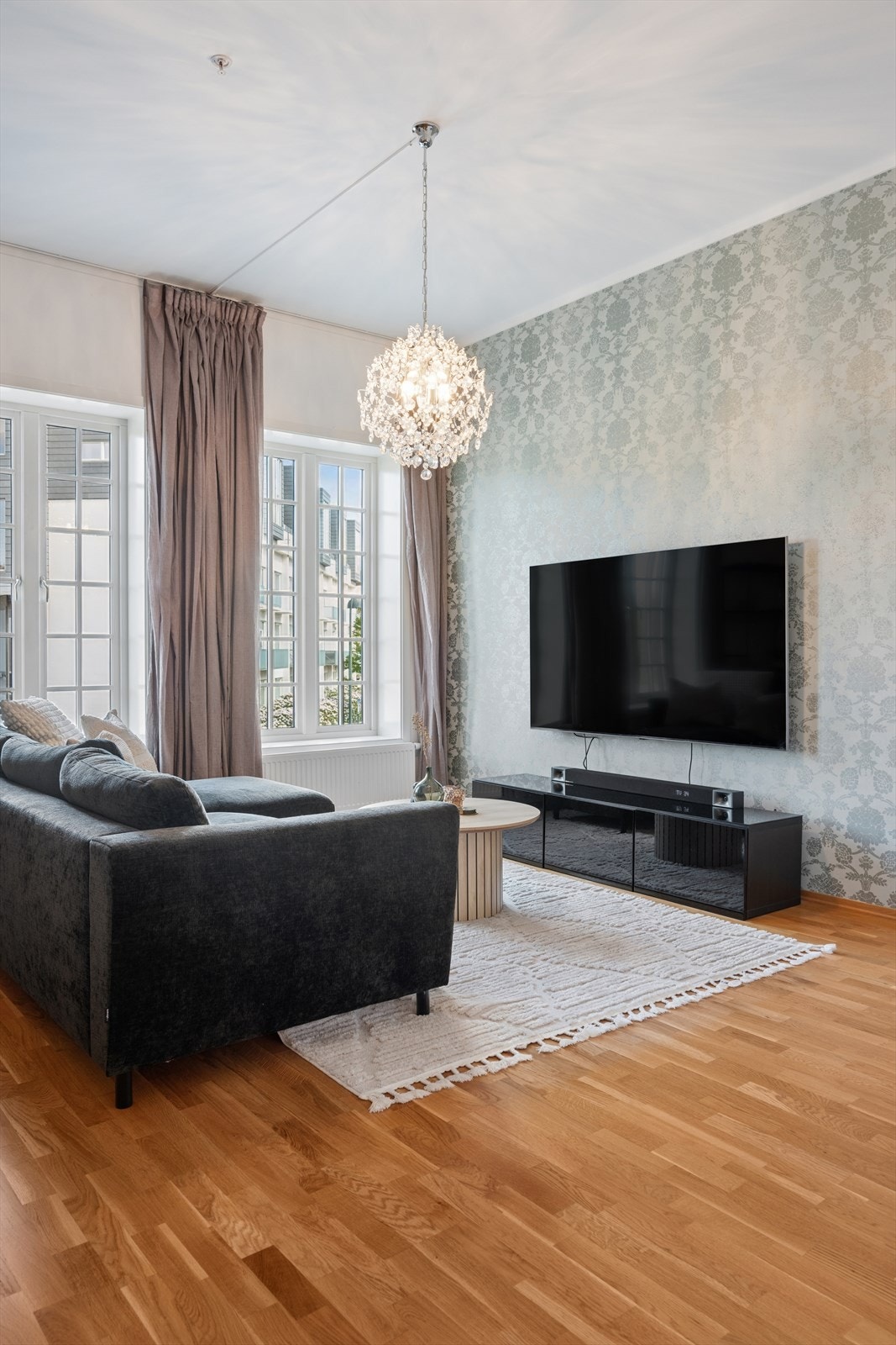 Stuen har god plass til en romslig sofagruppe og tv mot/på vegg. Galleribilde