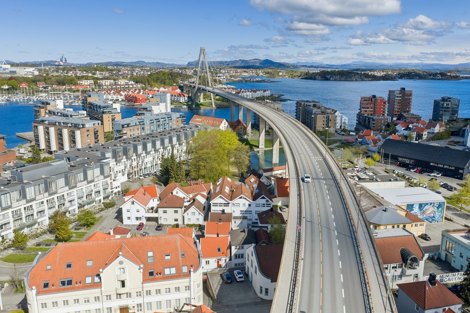 Kort vei til bussforbindelser, togstasjonen og ferjekaien på Bekhuskaien. Galleribilde