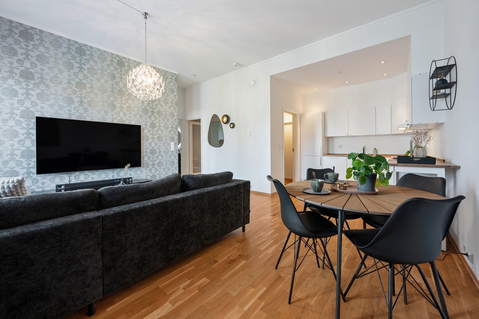 Fra stuen er det åpen siktlinje gjennom leiligheten, noe som forsterker romfølelsen. Spisegruppen tar plass i egen sone og inviterer til sosiale og hyggelige måltider. Galleribilde