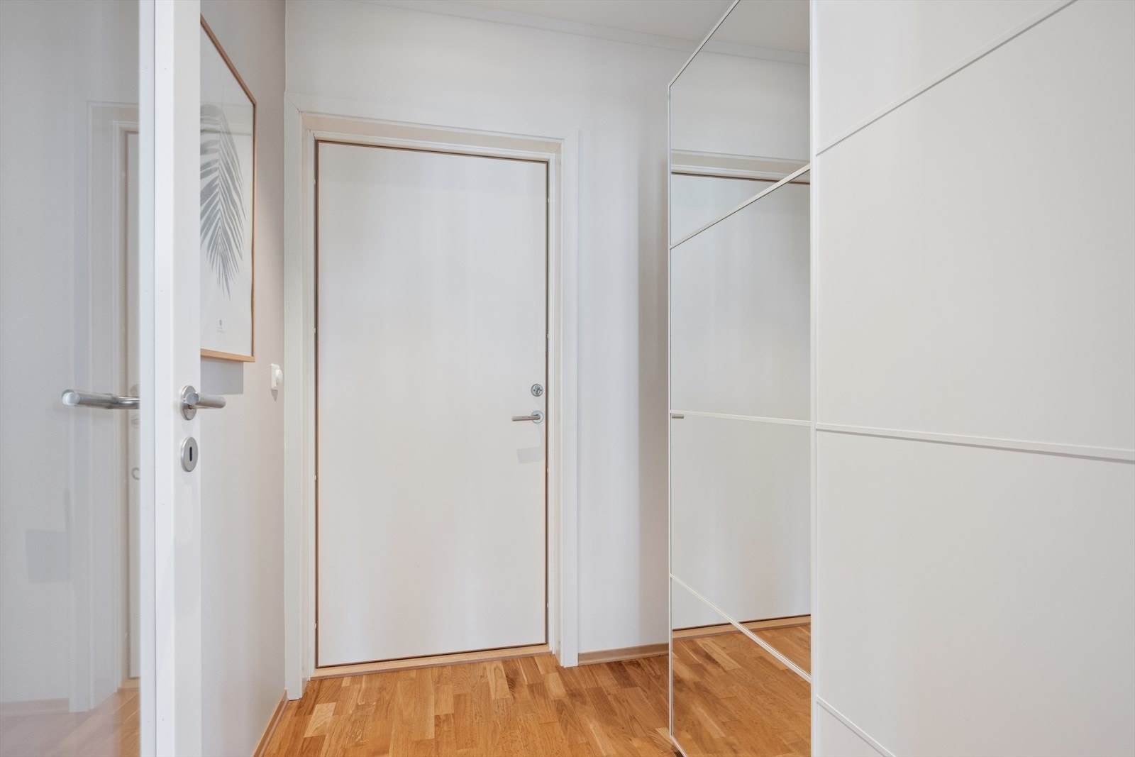 Lys og hyggelig entré med skyvedørsgarderobe. Galleribilde