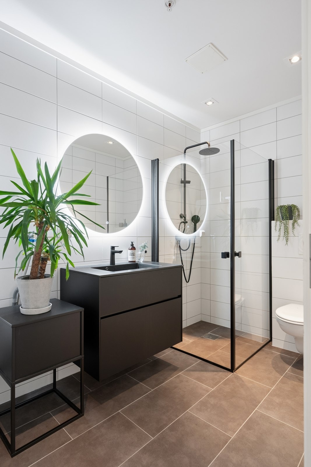 Badet har behagelige varmekabler i gulv for god komfort. Galleribilde