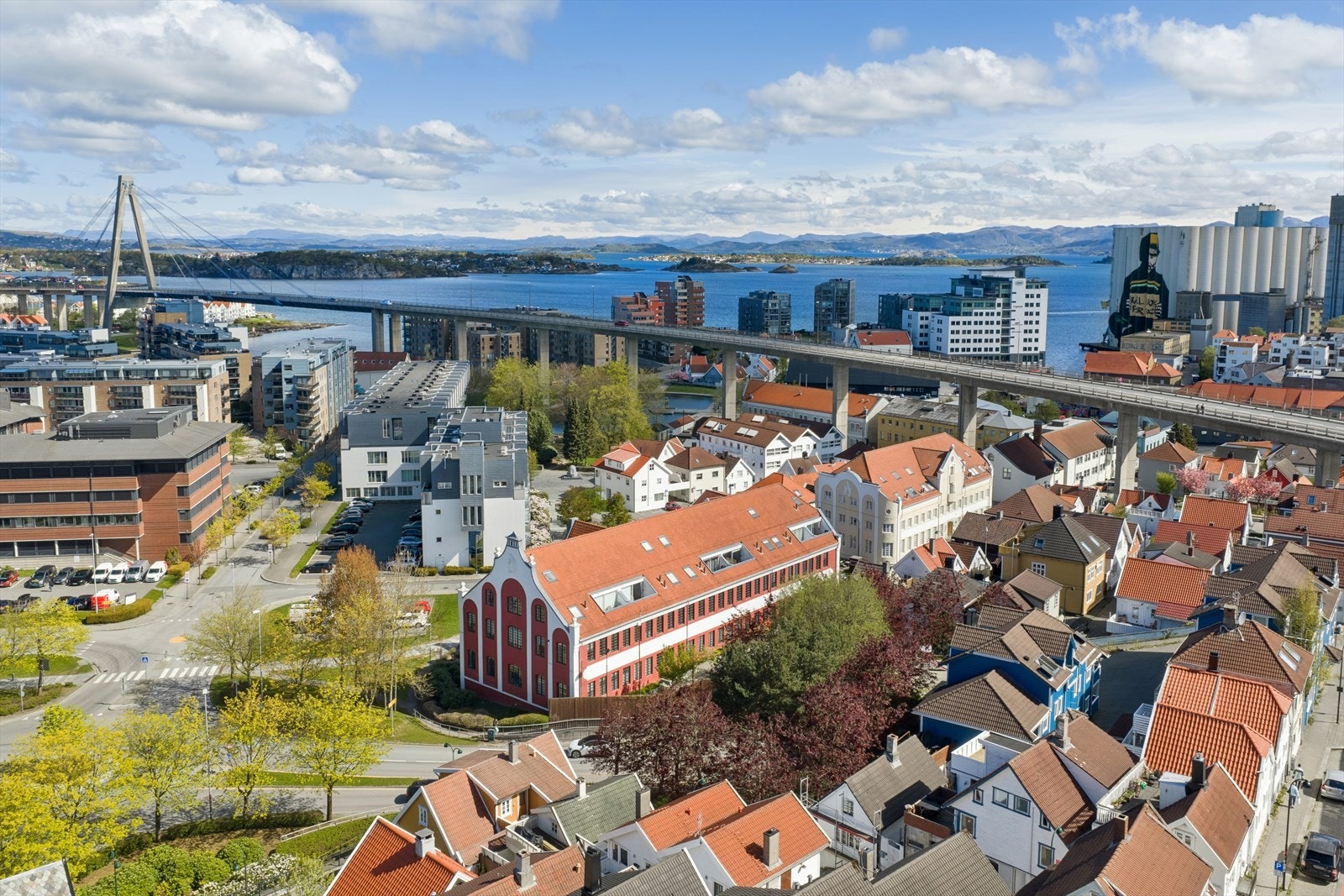 Bjellandgården er en historisk fabrikkbygning som ble ombygget til leiligheter i 2010. Galleribilde