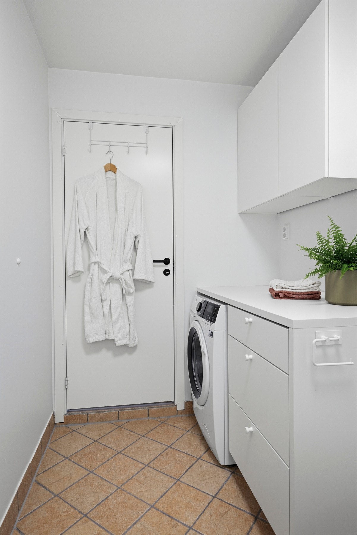 Badet ble oppgradert i 2025 med ny baderomsinnredning, inkludert servant og dusjkabinett, samt sparklete og malte vegger Galleribilde