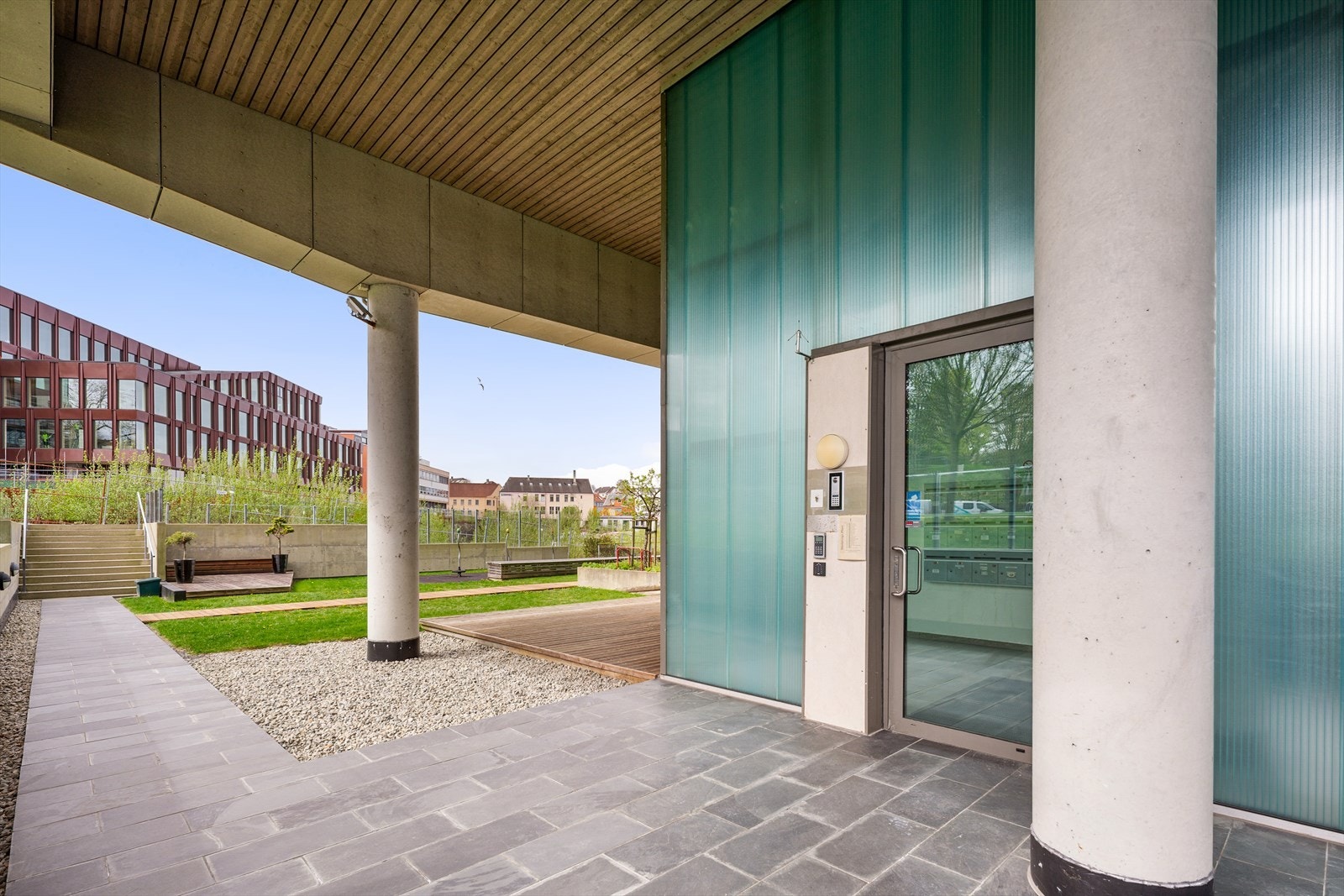 Innbydende inngangsparti med stilrene materialvalg. Galleribilde