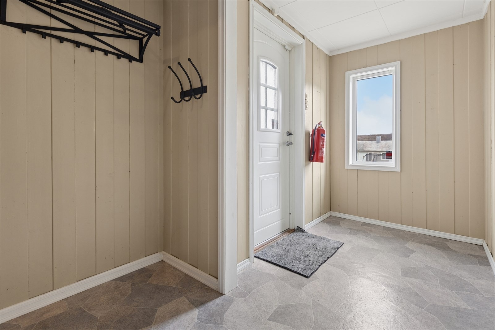 Velkommen inn i en lys og innbydende entré med god plass til yttertøy og oppbevaring. Galleribilde