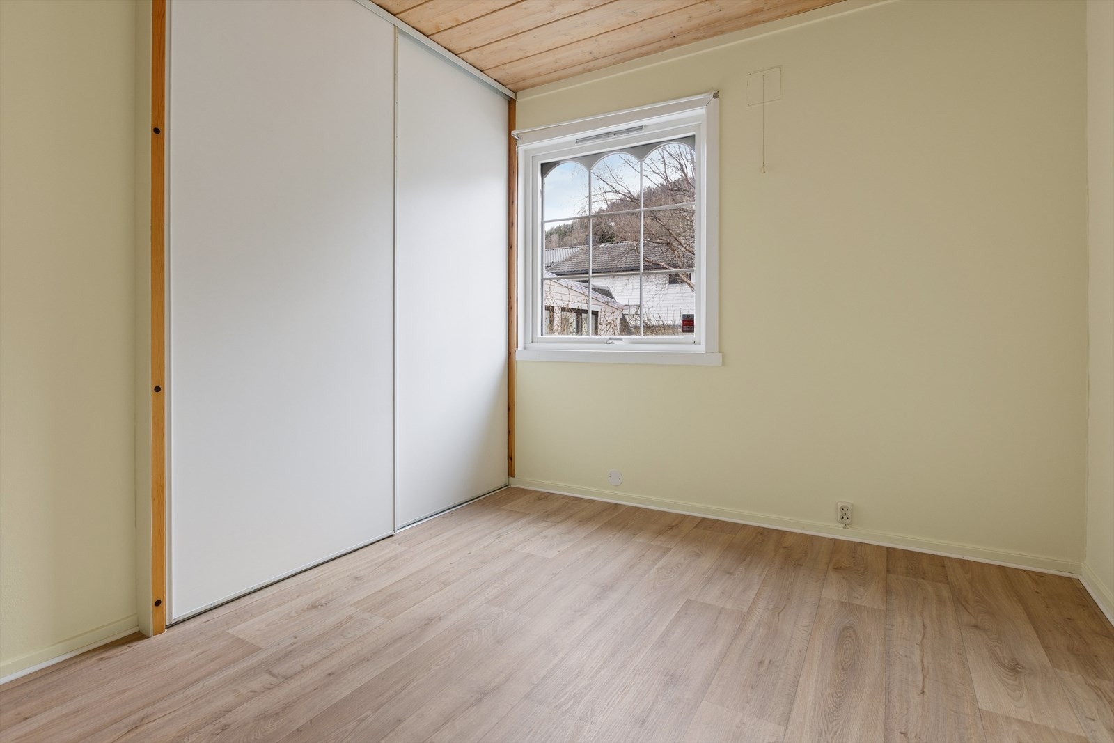 Det er to soverom i boligen dette er hovedsoverommet med skyvedørsgarderobe. Galleribilde