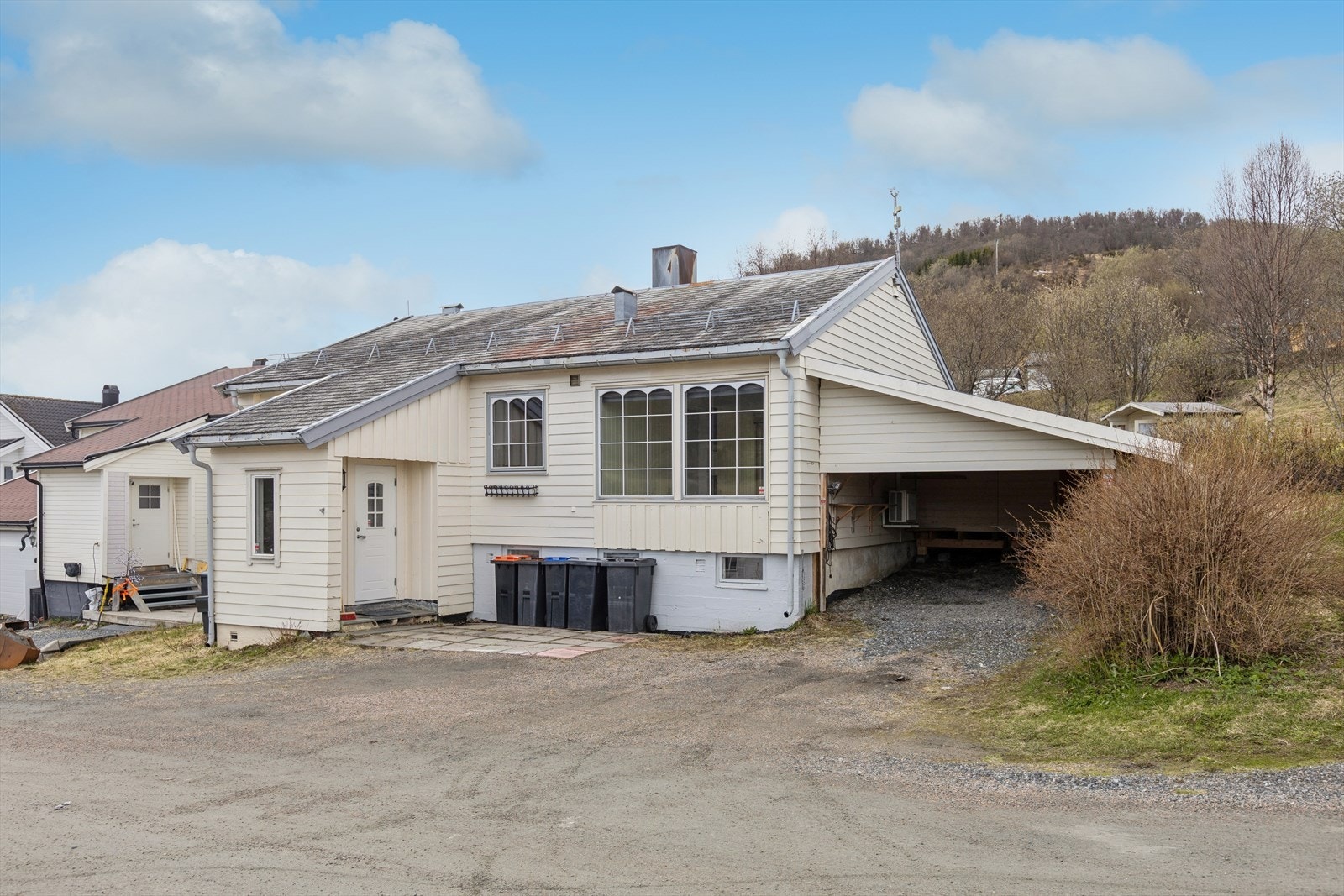 Praktisk adkomst med biloppstillingsplass på egen tomt og overbygget carport. Galleribilde