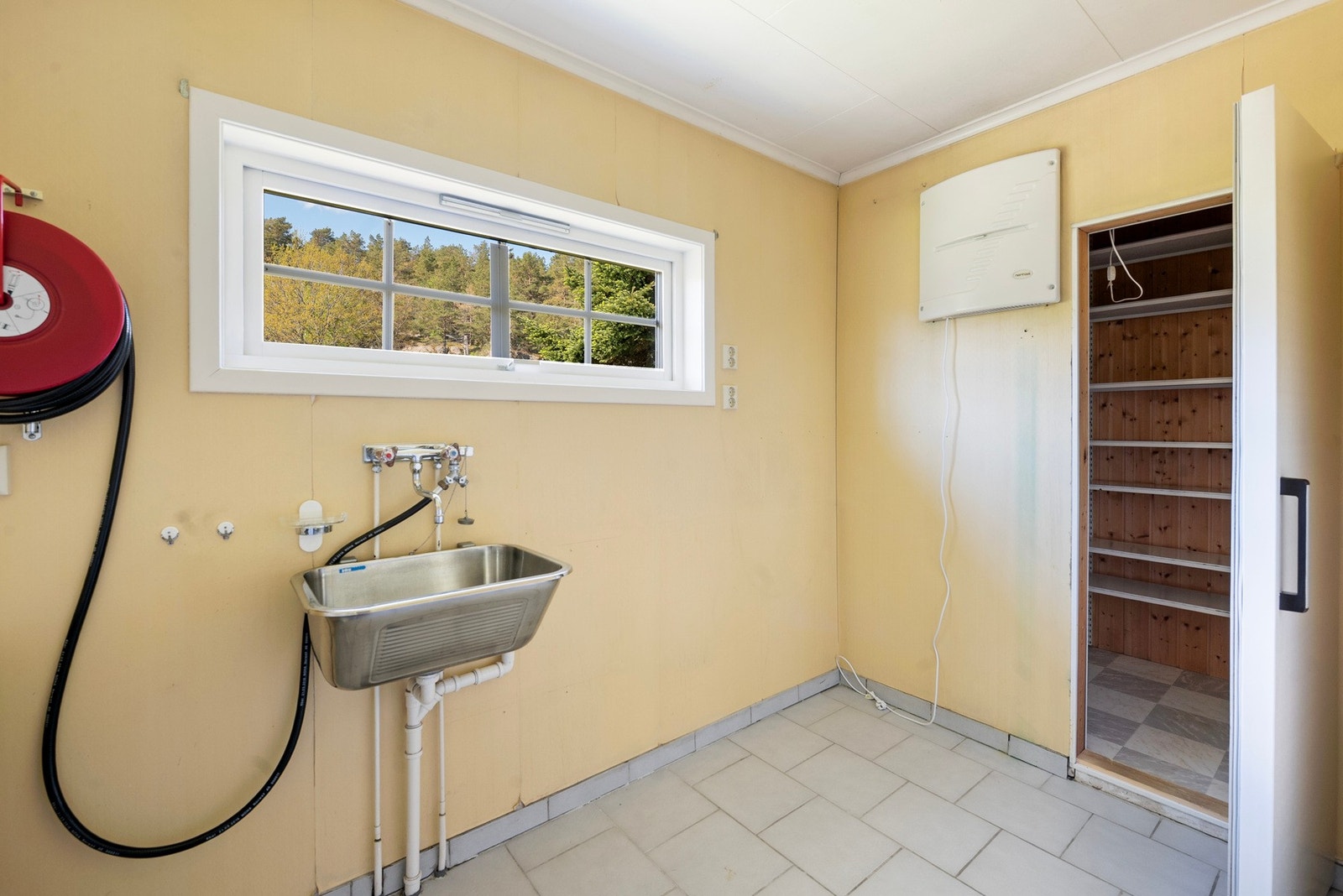 Vaskerom med fliser på gulv, tapet på vegger. Himlingsplater. Sluk. Stålvask. Div. innredning. Naturlig ventilasjon. Galleribilde