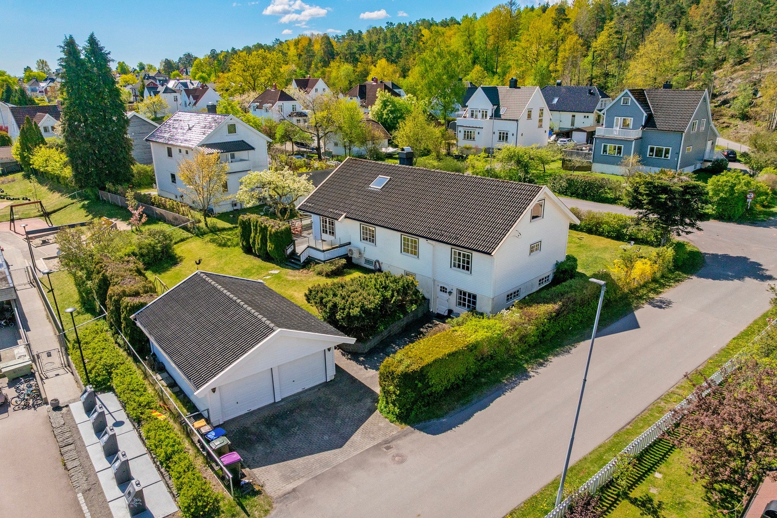 Her bor du i et etablert, stille og barnevennlig boligområde. Beliggenheten er usjenert og fredelig, samtidig som du har gangavstand til alt du trenger i hverdagen. Teieskogen ligger som nærmeste nabo og gir både utsyn, rekreasjonsmuligheter og en grønn, Galleribilde