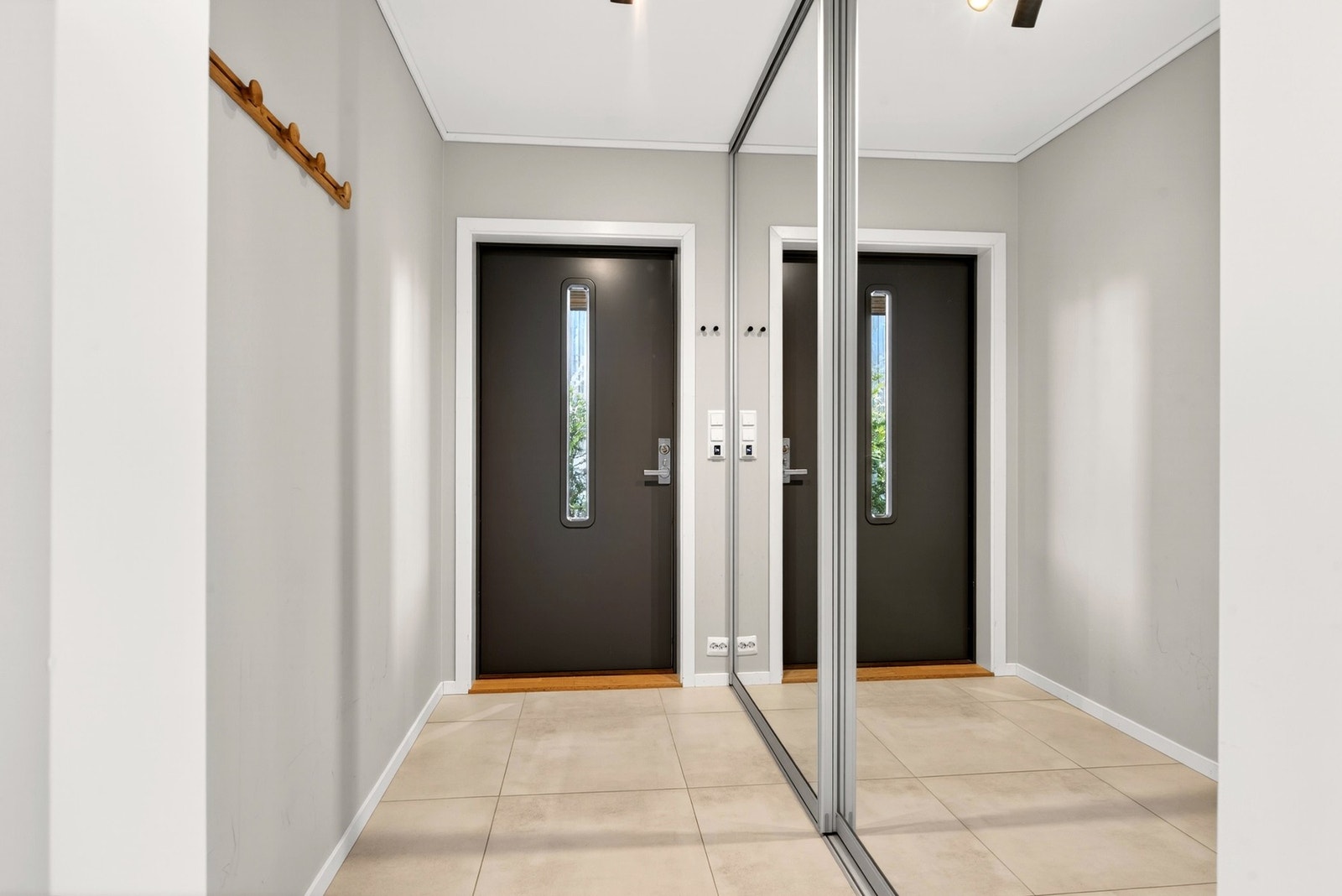 I entréen finner du en stor skyvedørsgarderobe med speilfronter. Her er det god plass til klær og sko. Galleribilde