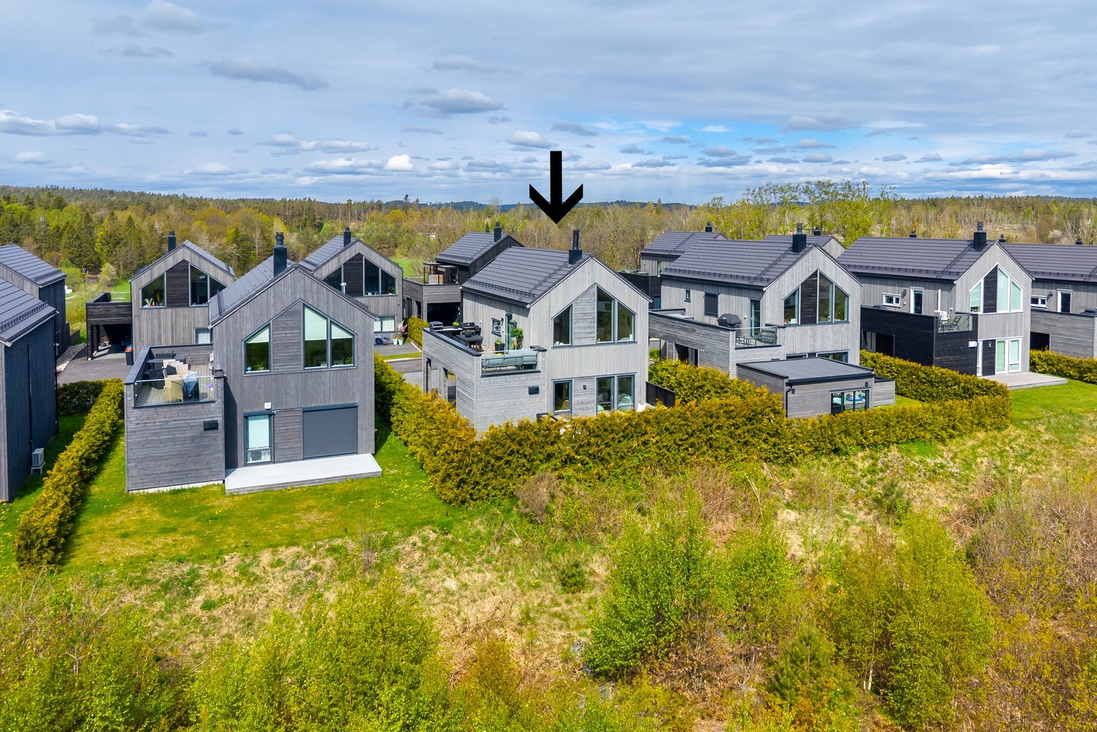 Eiendommen ligger fint plassert i et nytt boligområde på Engene, med friareal i forkant av boligen. Galleribilde
