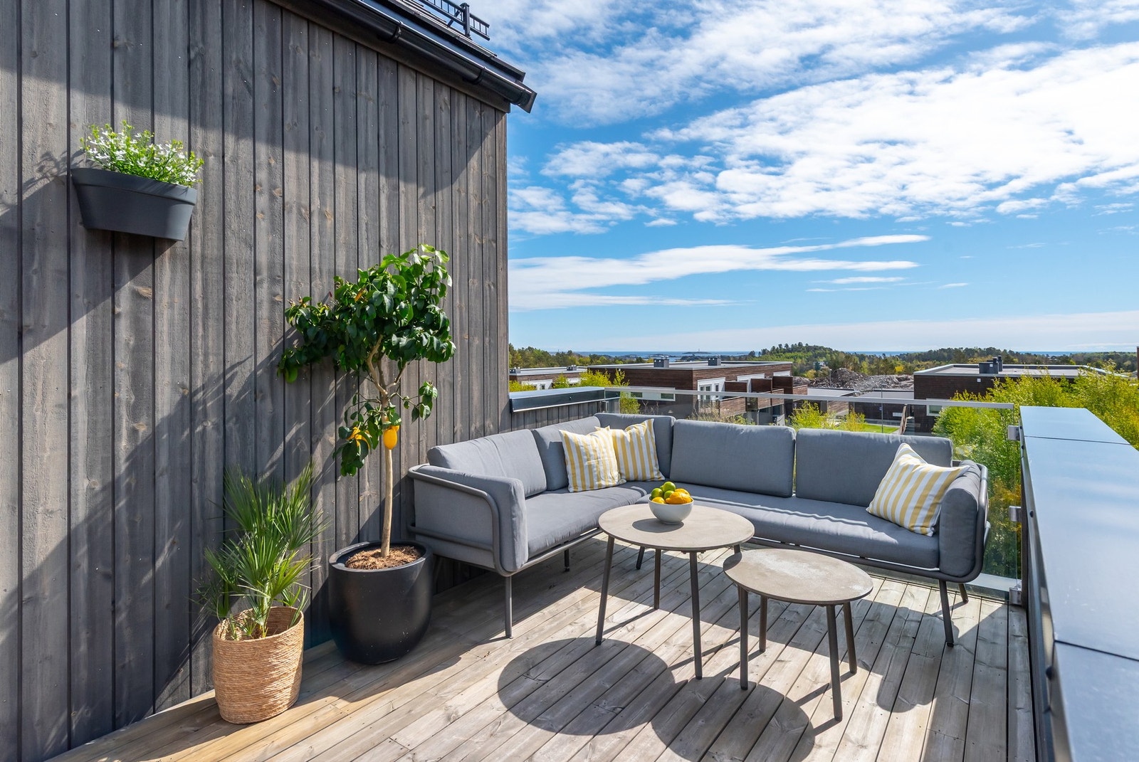Innbydende terrassehjørne med gode solforhold og flott utsikt. Galleribilde