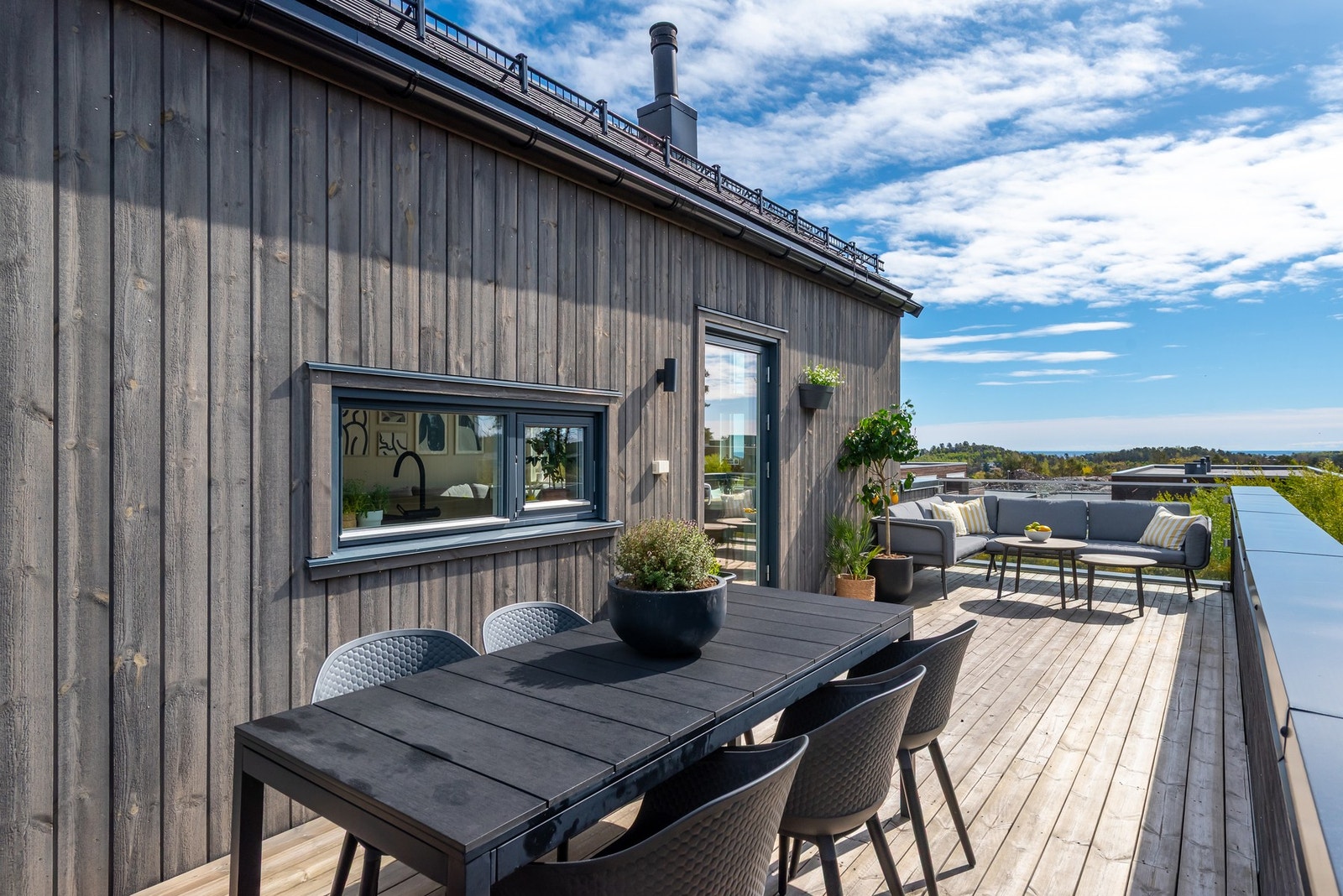 På den solrike terrassen med utgang fra kjøkkenet, er det gode møbleringsmulighter for både sittegrupper og spisebord. Galleribilde