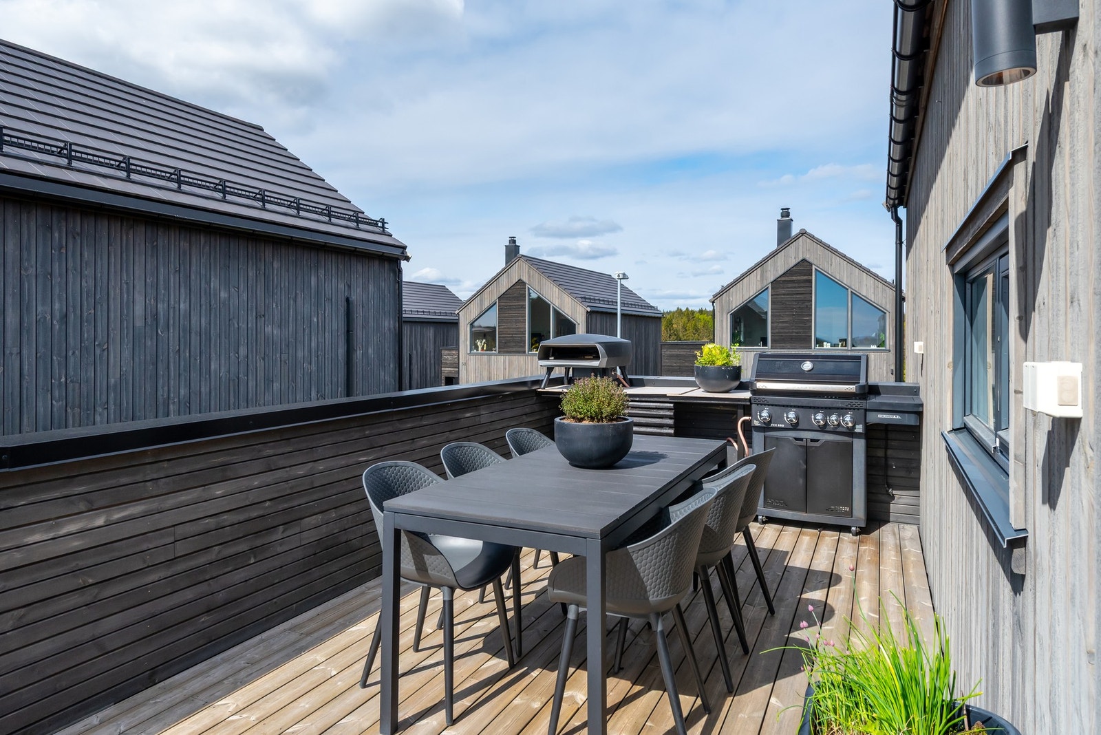 Flott terrasse med gode solforhold - et innbydende uteområde for både avslapning og sosiale sammenkomster. Galleribilde