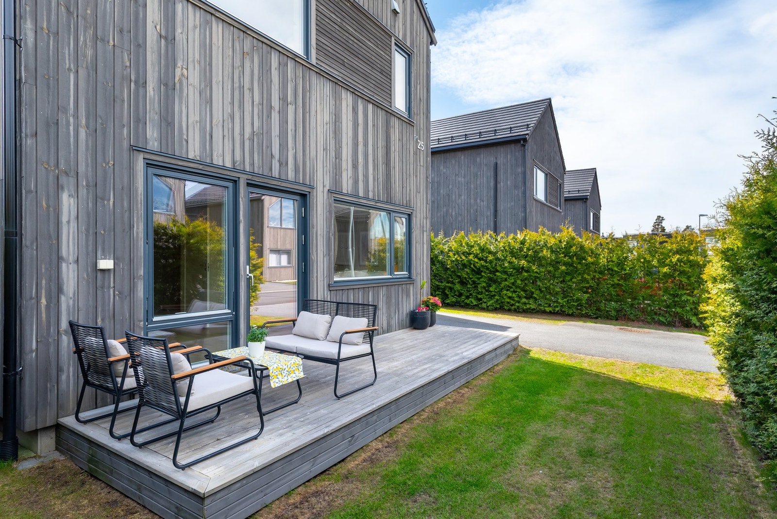 Terrasse på baksiden av boligen med utgang fra soverom 2. Galleribilde