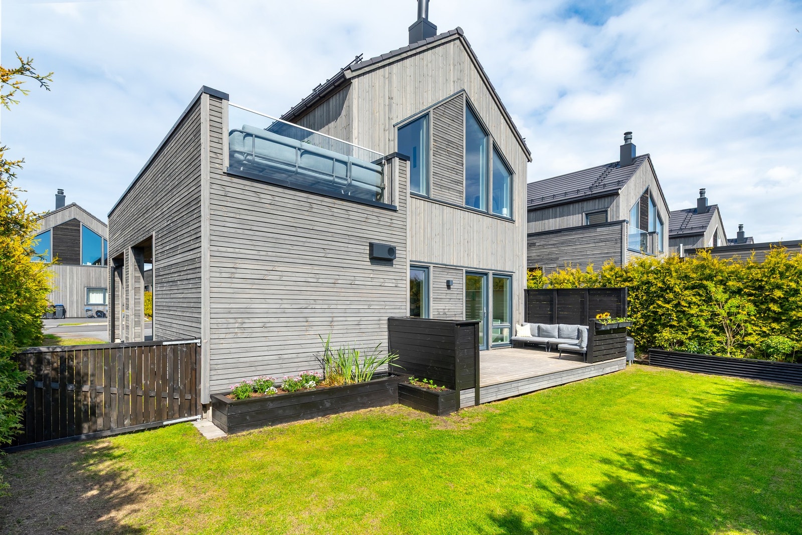 Hyggelig uteområde med terrasse og plenareal som gir gode muligheter for både utemøbler og aktiviteter. Galleribilde