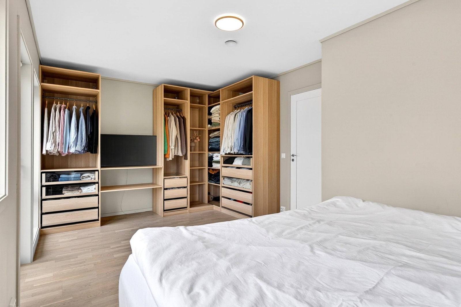 Stor og flott garderobe løsning på hovedsoverom. Galleribilde