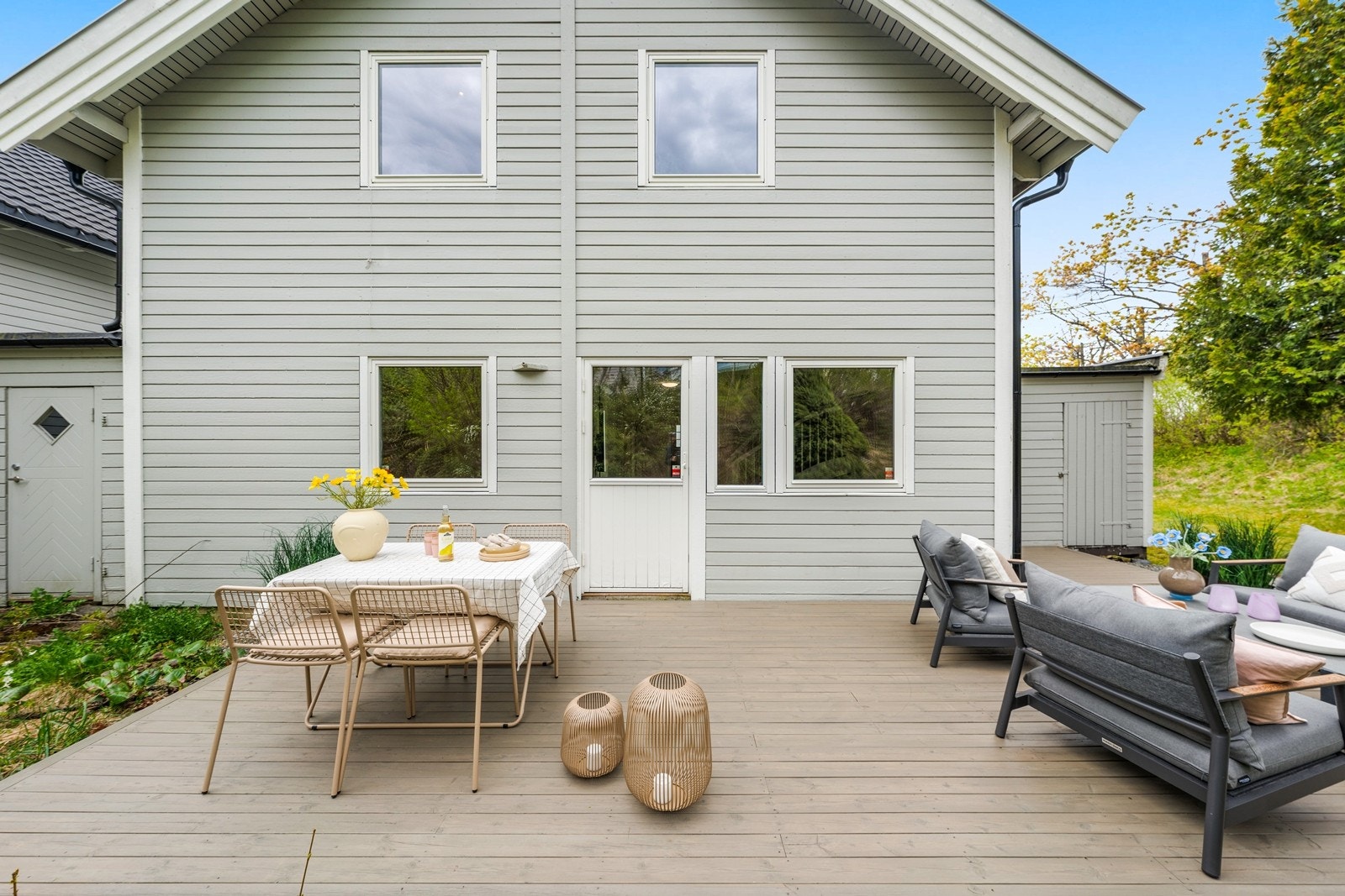 Uteplassen er skjermet og har god plass for både spisebord og sofagruppe. Galleribilde