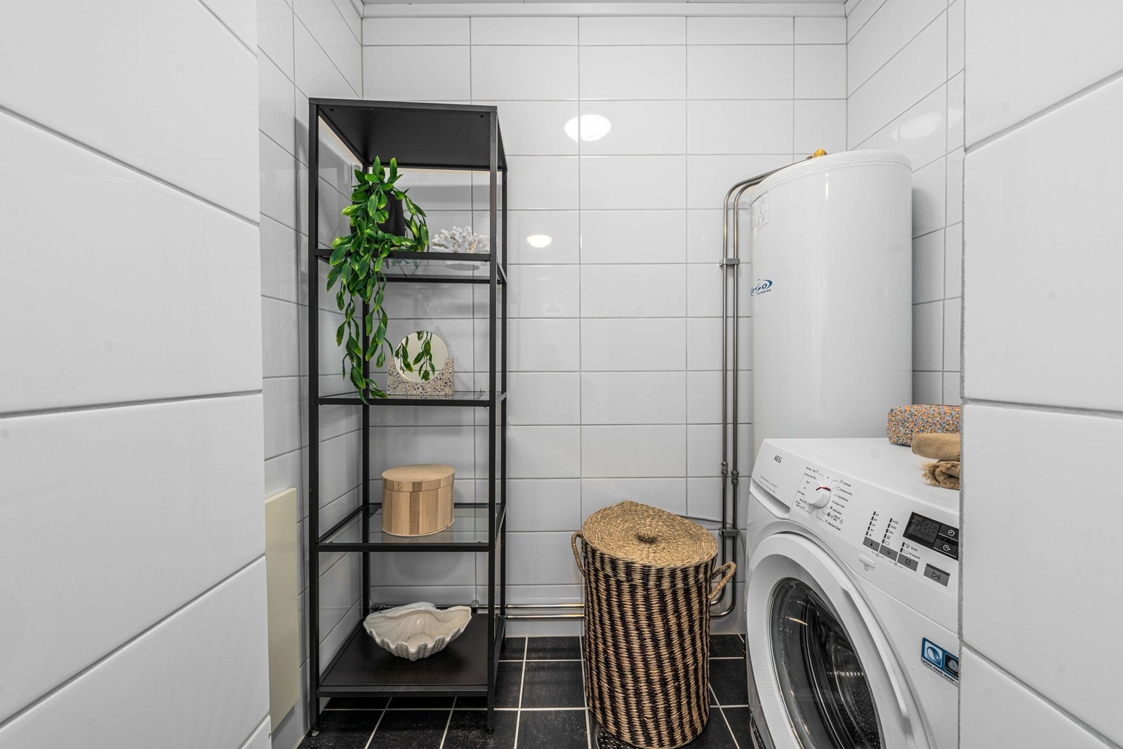 I en egen nisje på badet er det opplegg for vaskemaskin og tørketrommel. Galleribilde