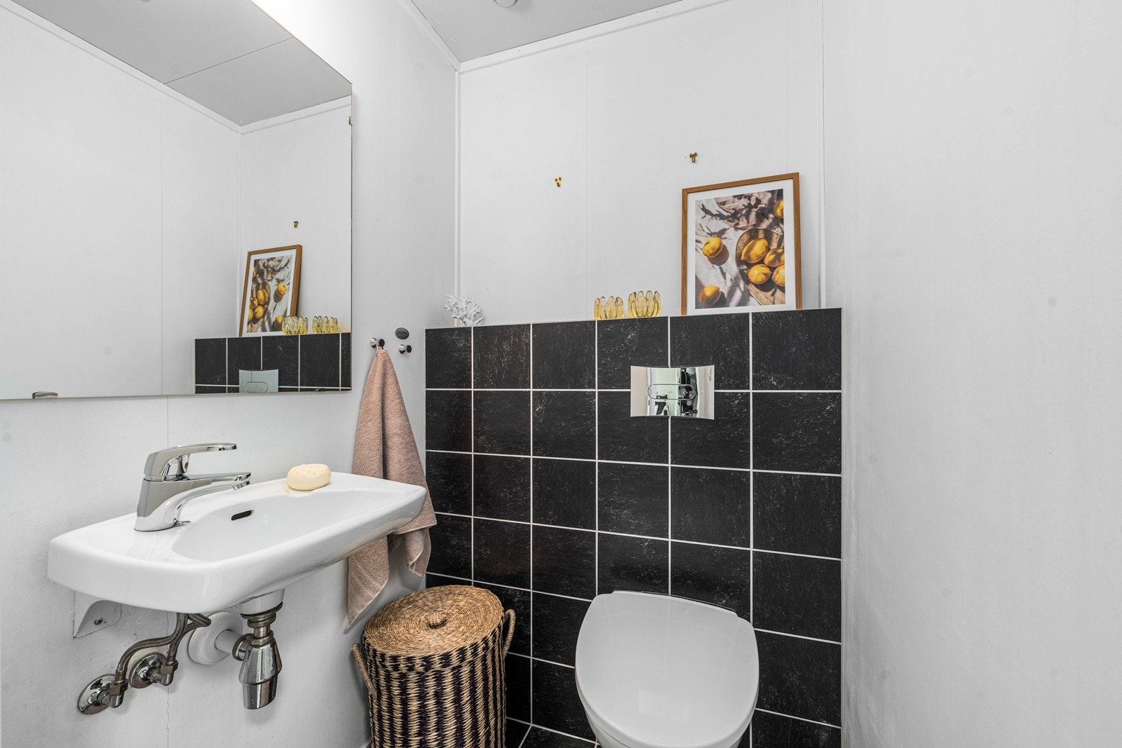 Boligen har et separat WC-rom med elektrisk gulvvarme og vegghengt toalett. Galleribilde
